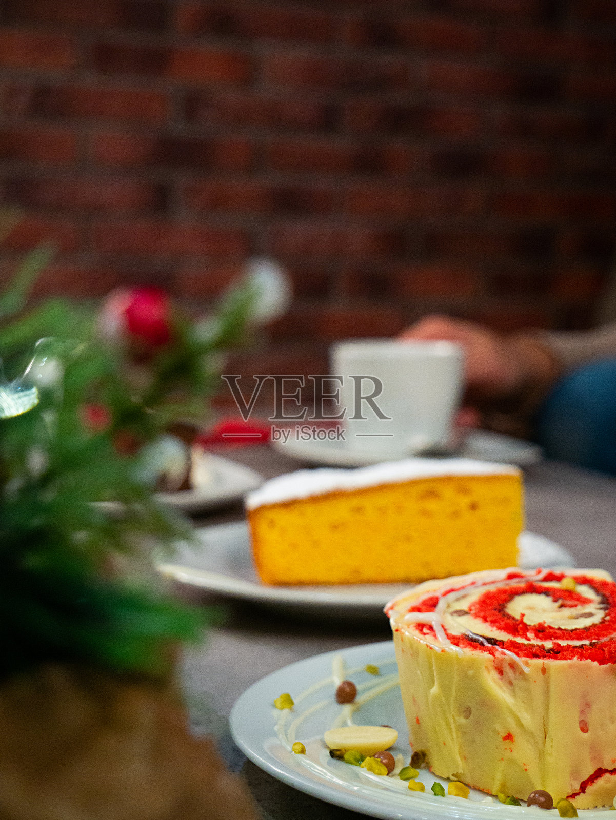 桌子上的各种蛋糕与咖啡照片摄影图片