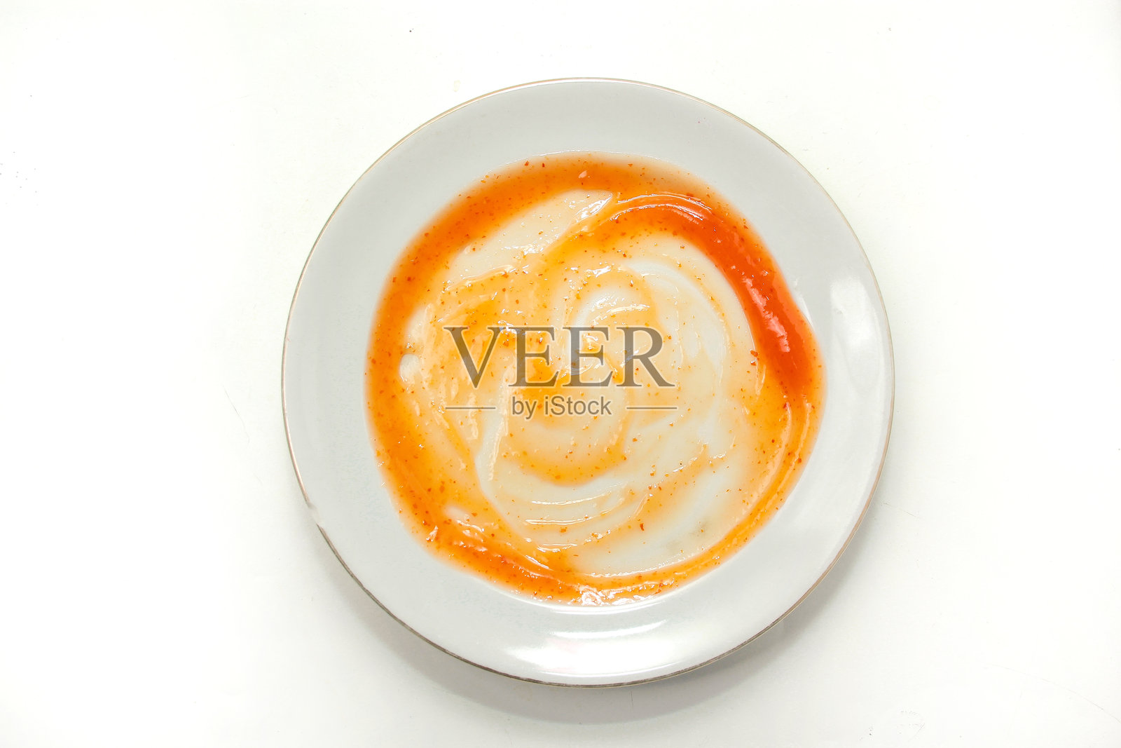 白色盘子上洒落的红色酱汁照片摄影图片