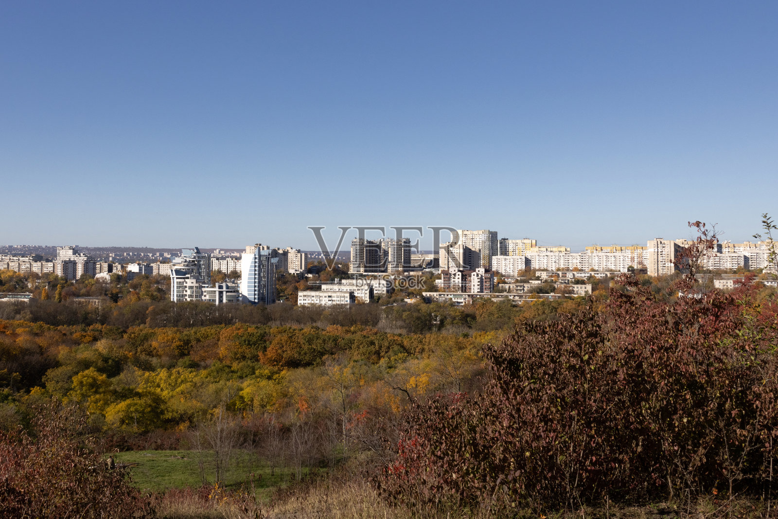 城市与秋季森林的背景照片摄影图片