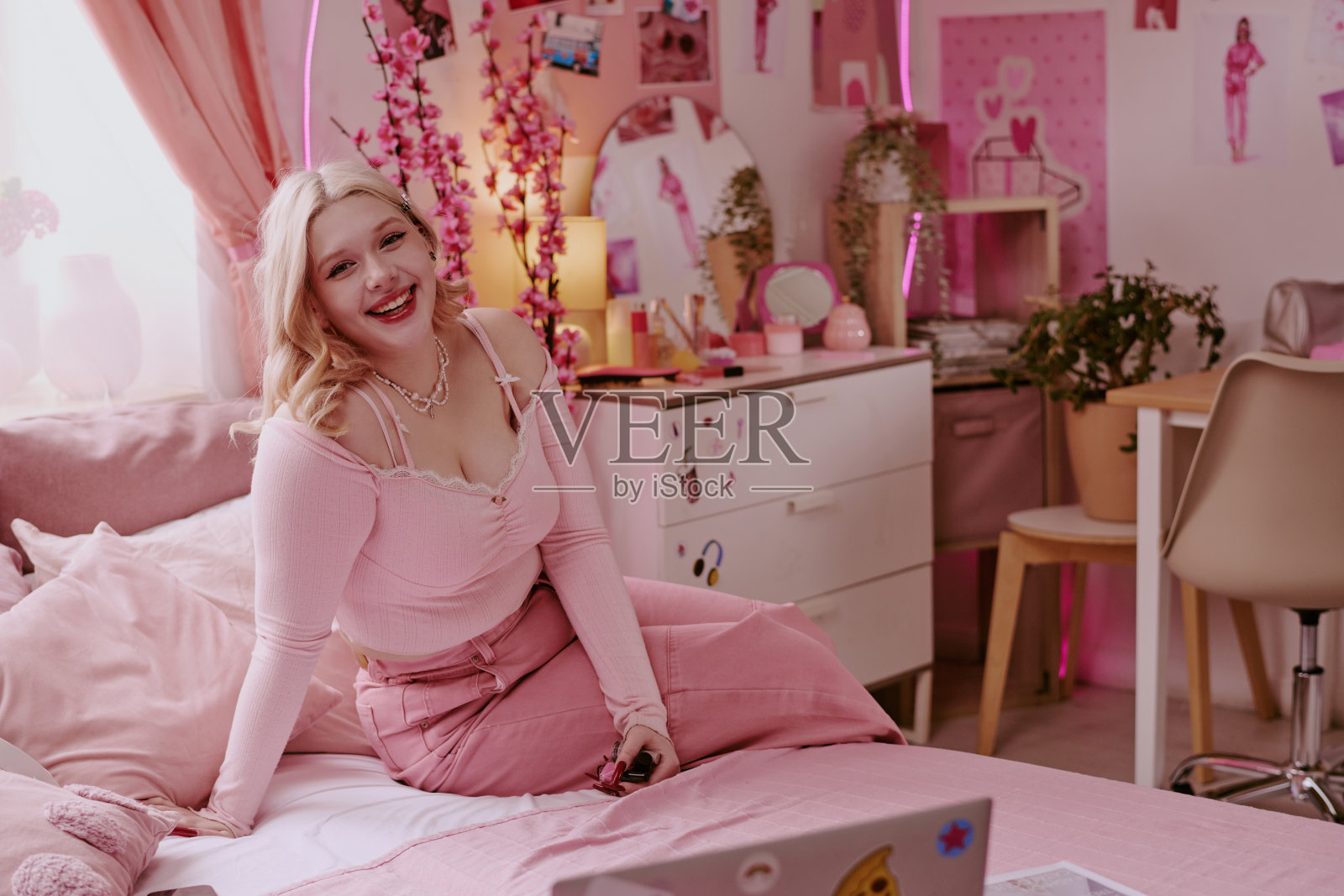 金发女郎摆姿势拍肖像照照片摄影图片