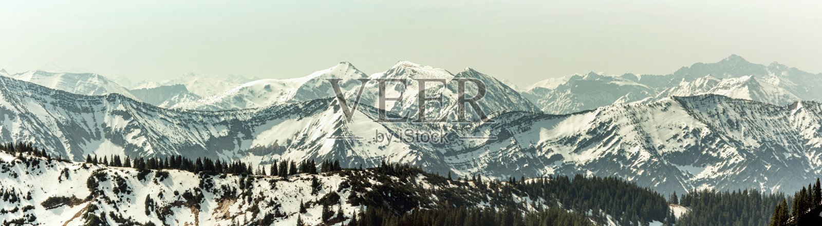 从瓦尔贝格山俯瞰阿尔卑斯山脚下的景色照片摄影图片