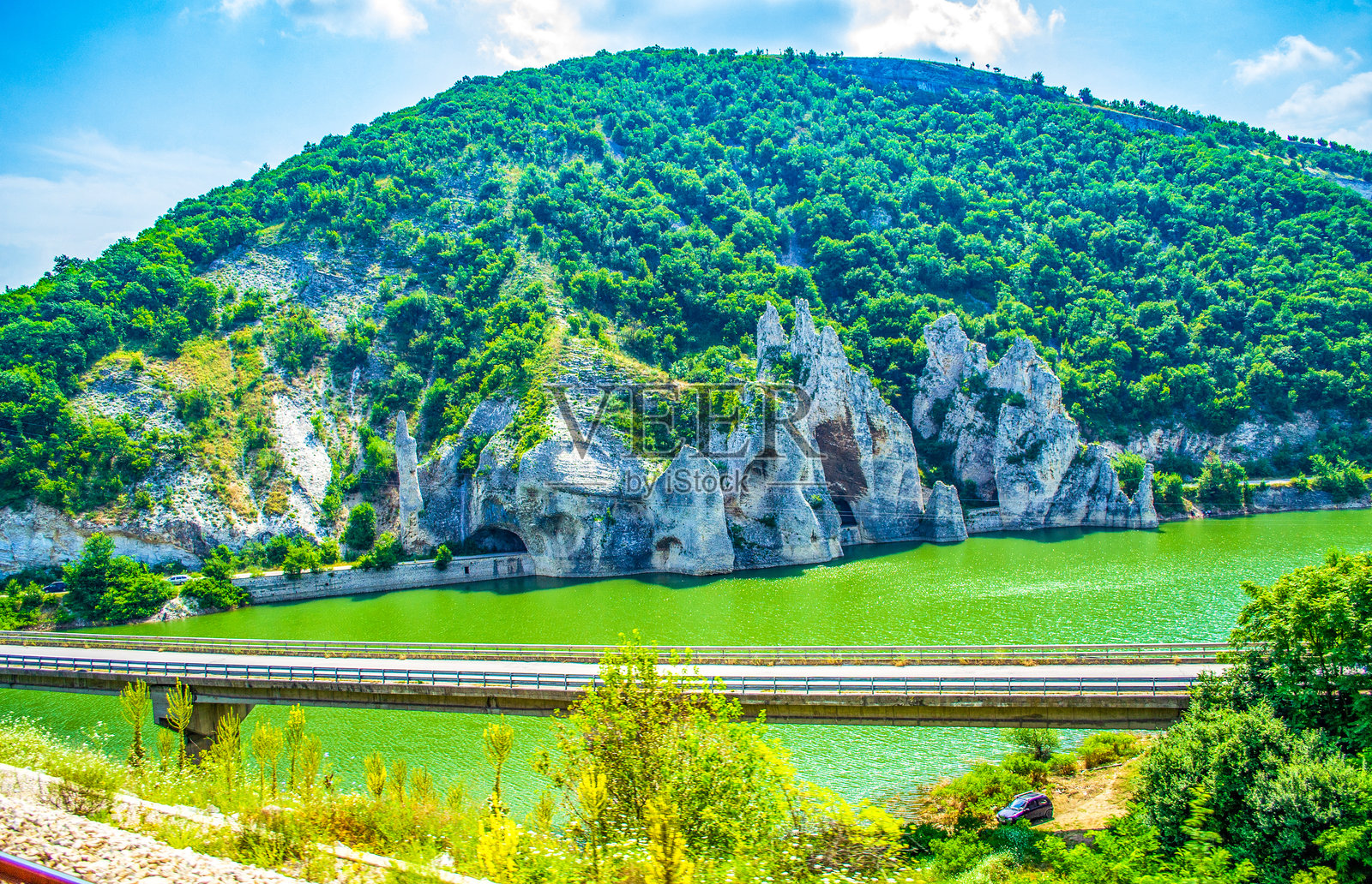 保加利亚巴尔干山脉的佐内沃水库公路桥照片摄影图片