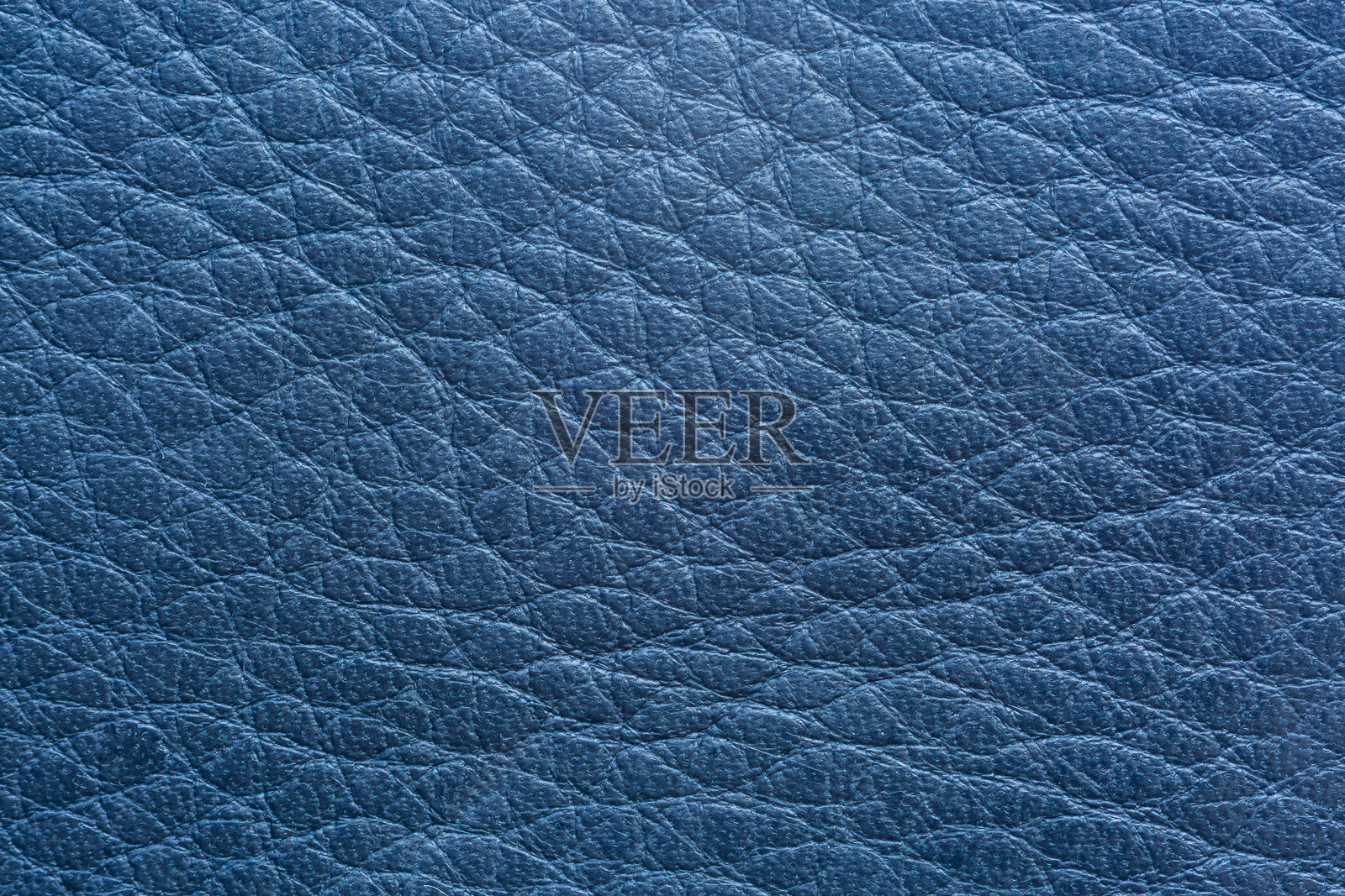 深海军蓝的宏观合成皮革纹理，人工皮革的照片，粗糙纹理样本照片摄影图片