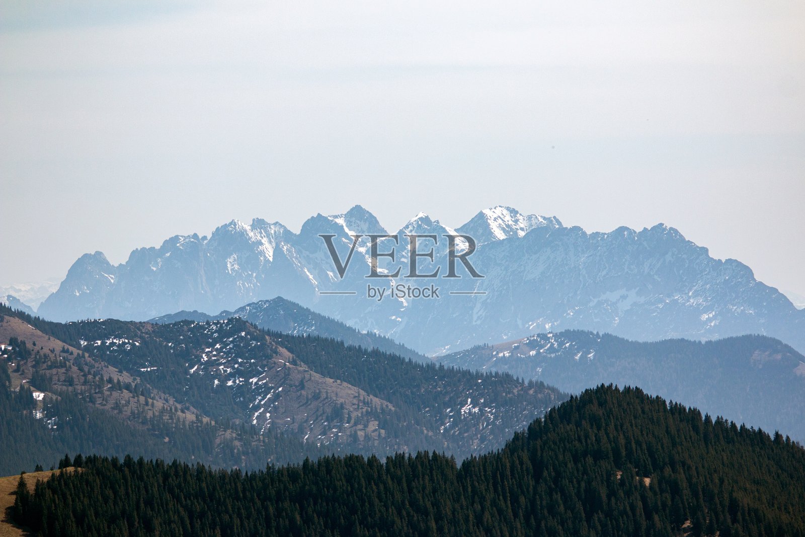 从瓦尔贝格山俯瞰阿尔卑斯山脚下的景色照片摄影图片