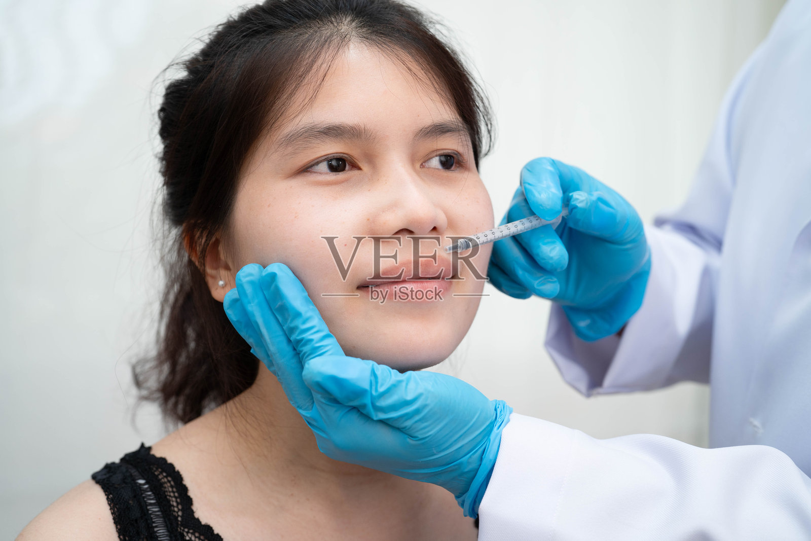 亚洲女性正在接受唇部轮廓增强手术。照片摄影图片