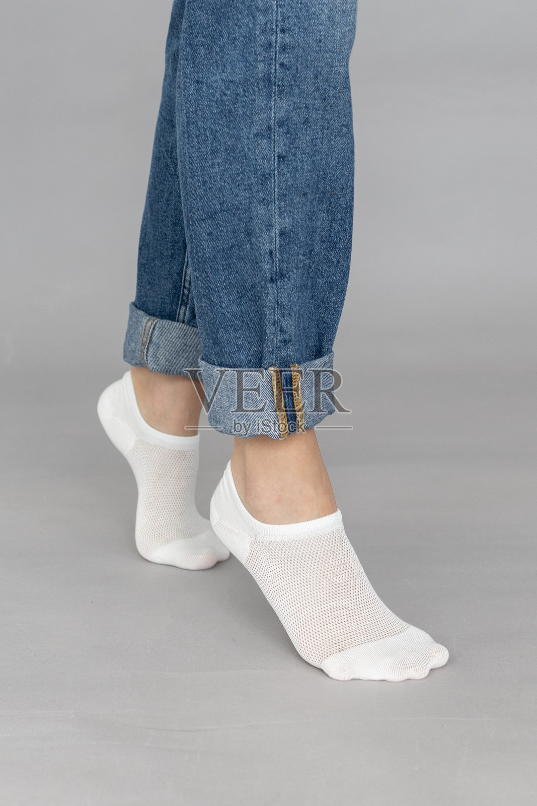 白色短款迷你袜子设计样品，孤立在白色背景上。运动短袜的样品和标签，用于广告、标志和品牌推广。成对的运动棉袜。照片摄影图片