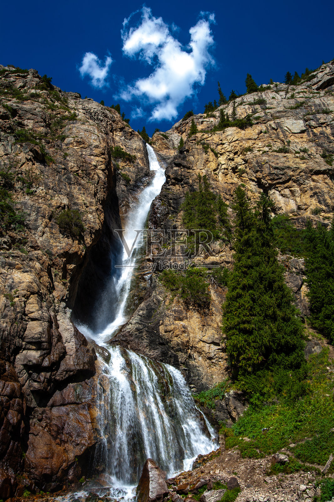 布尔汉布拉克瀑布是哈萨克斯坦最高的瀑布。照片摄影图片