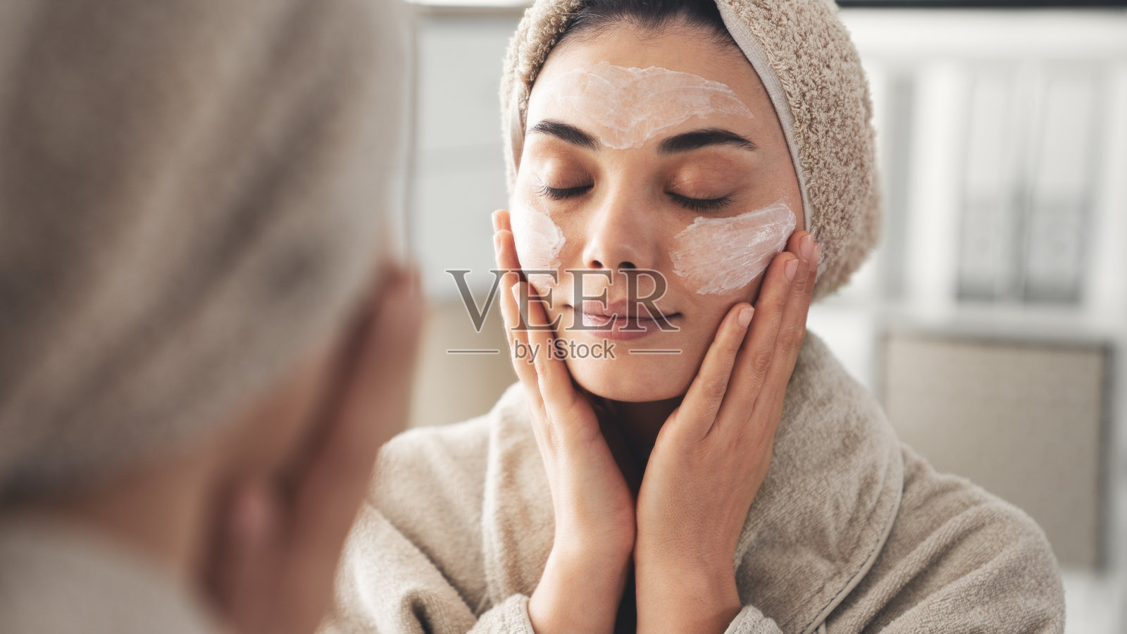 镜子前的日常面部护理照片摄影图片