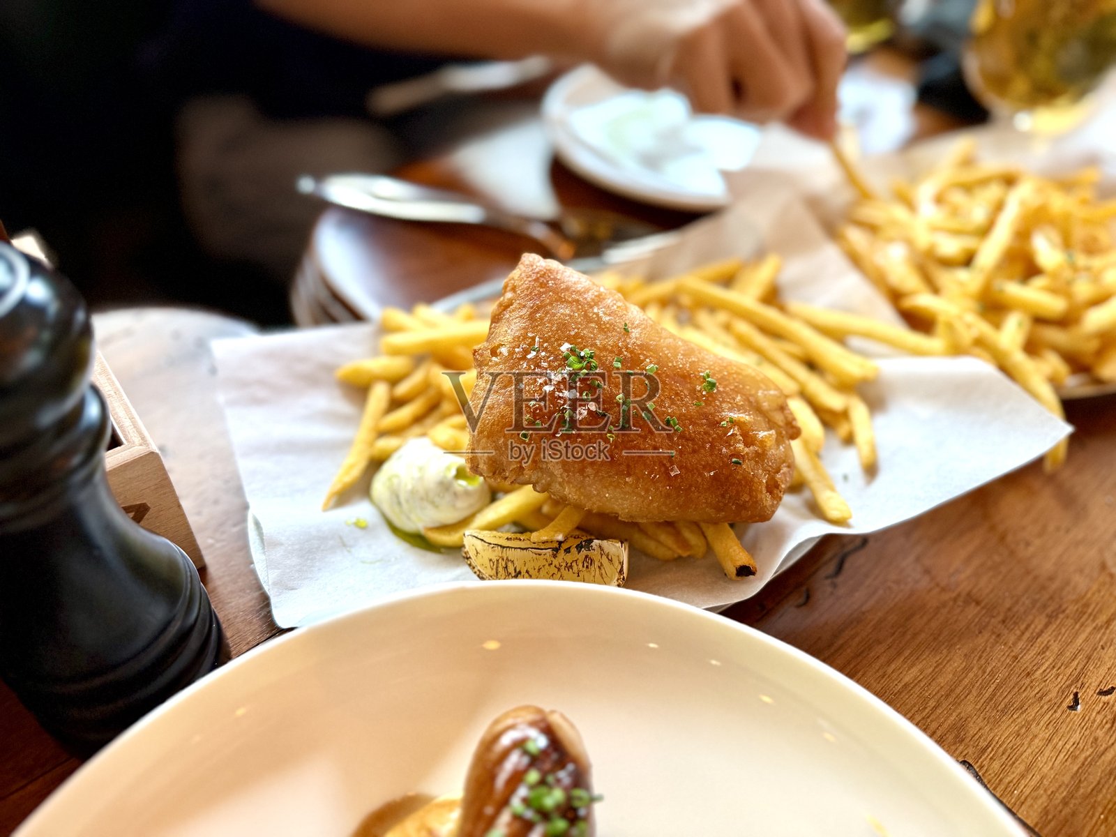 酒吧餐厅提供的美味鱼和薯条照片摄影图片