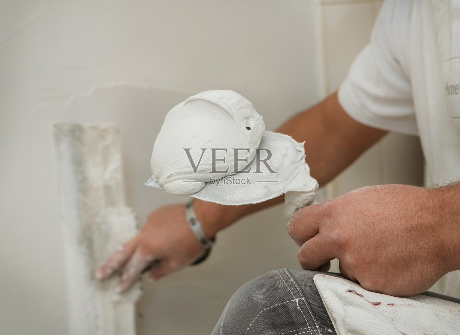 泥工在工作。照片摄影图片