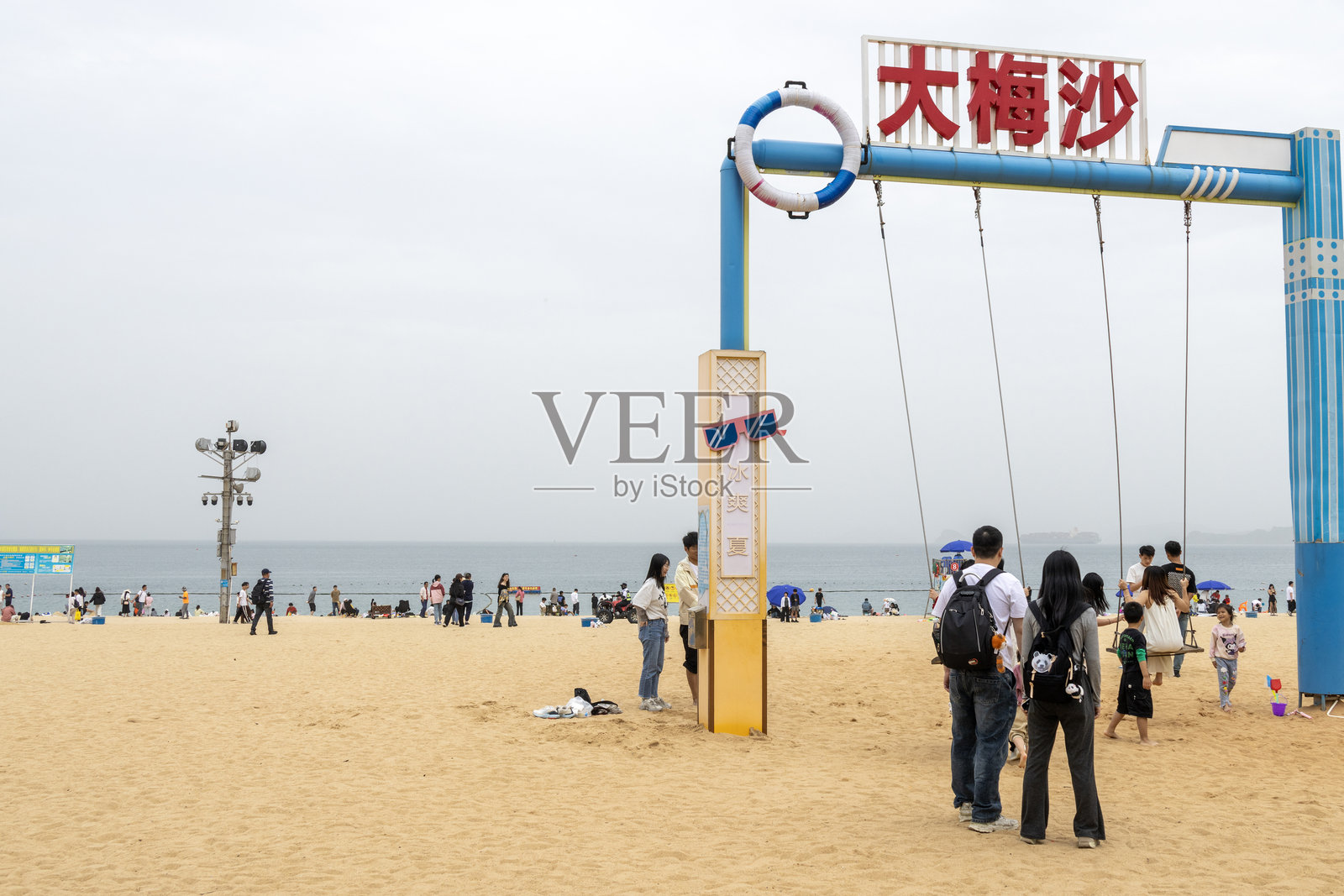 人们在中国深圳的大梅沙海滨公园欣赏美丽的风景。照片摄影图片
