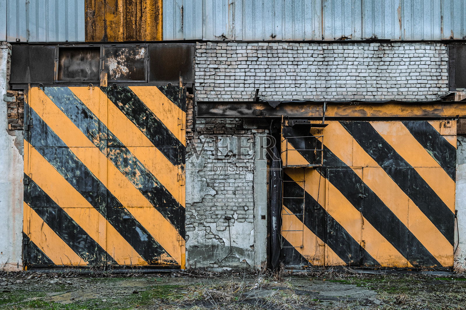 老旧磨损的工业建筑大门照片摄影图片