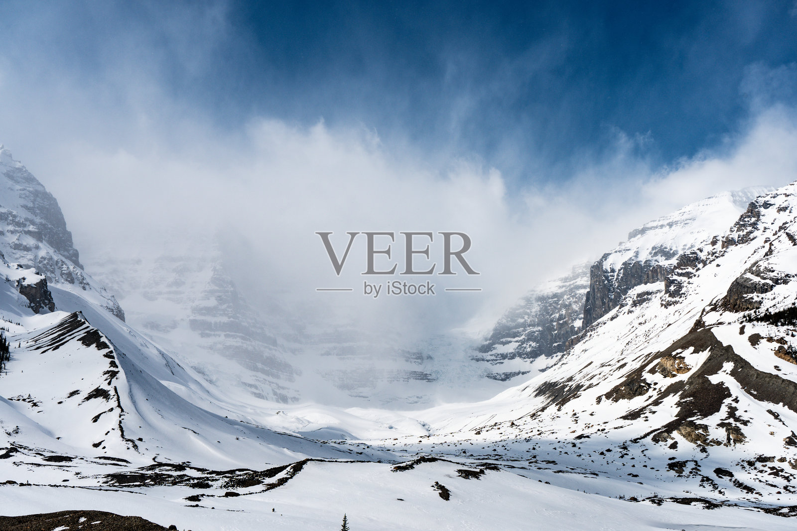 云雾缭绕的山脉照片摄影图片