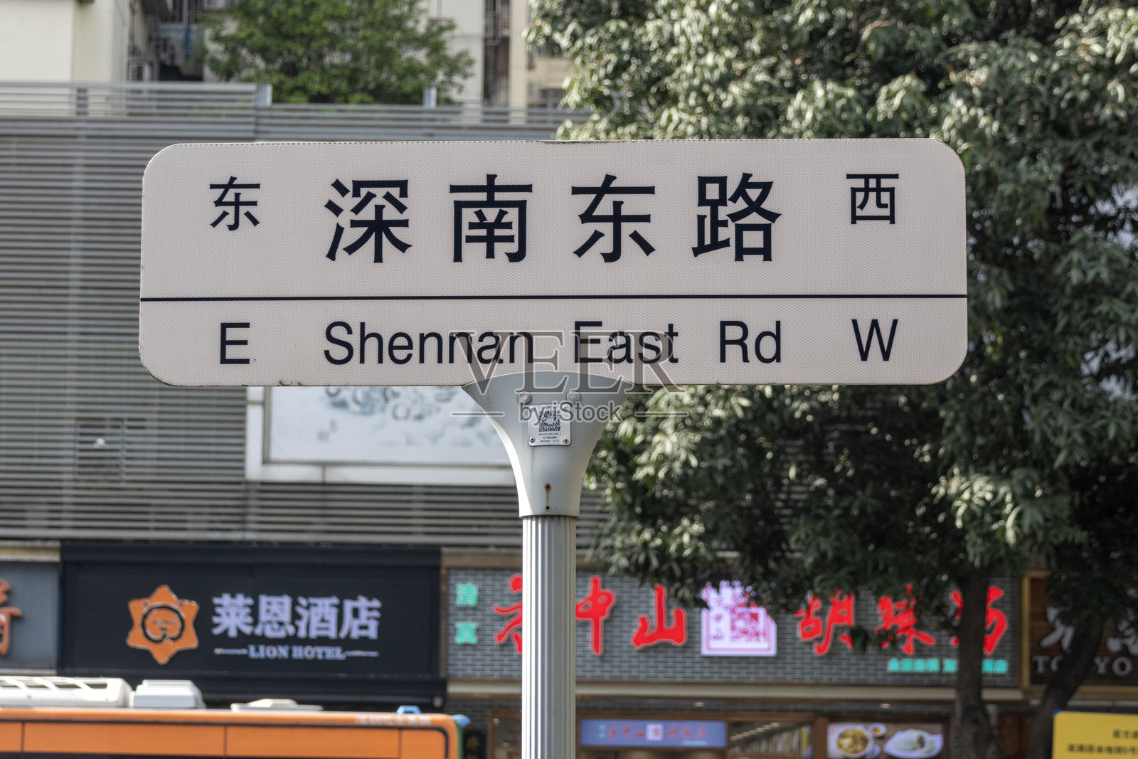 中国深圳的深南东路路标。照片摄影图片