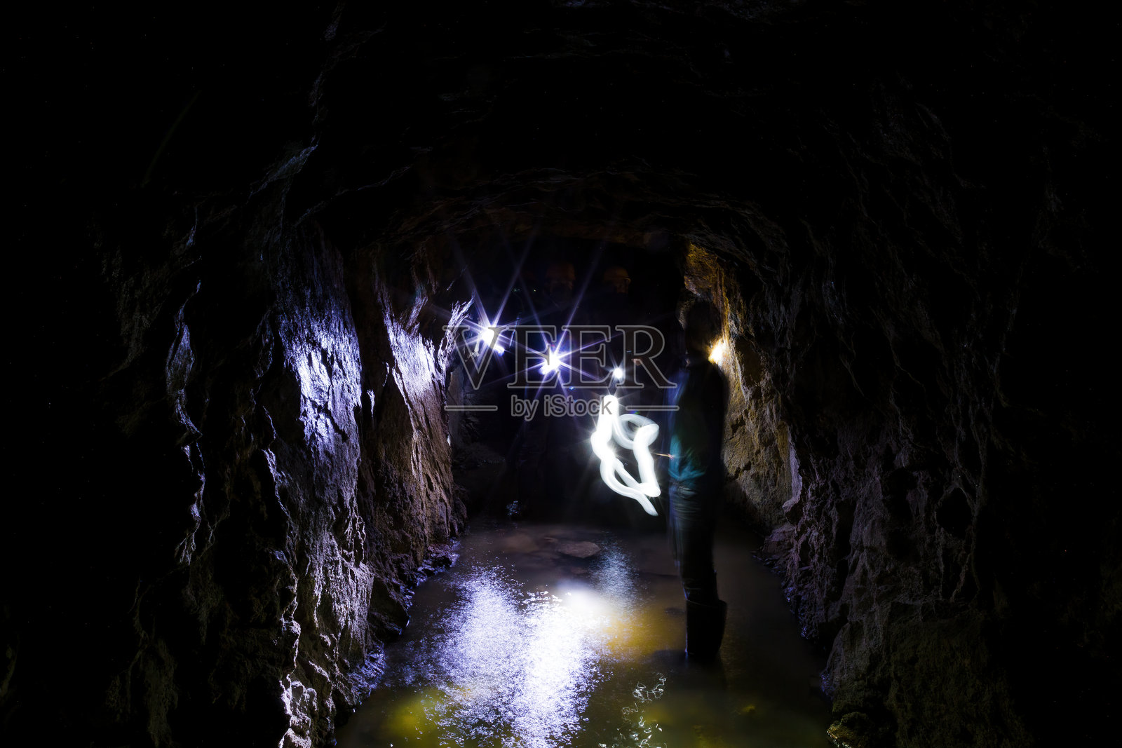 探索墨西哥伊达尔戈州的废弃矿井：黑暗之旅照片摄影图片