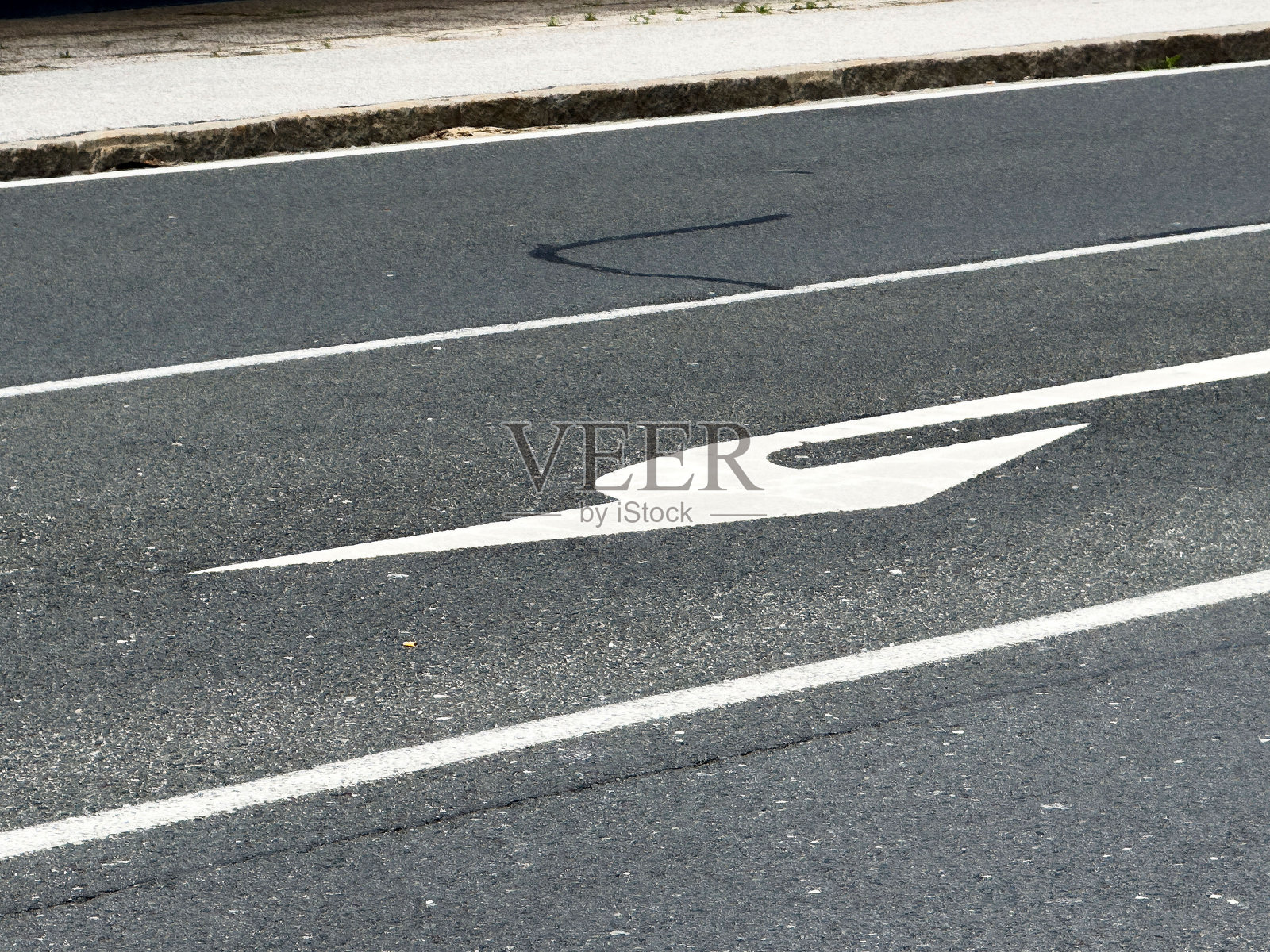 城市沥青街道表面的弯曲箭头道路标线照片摄影图片