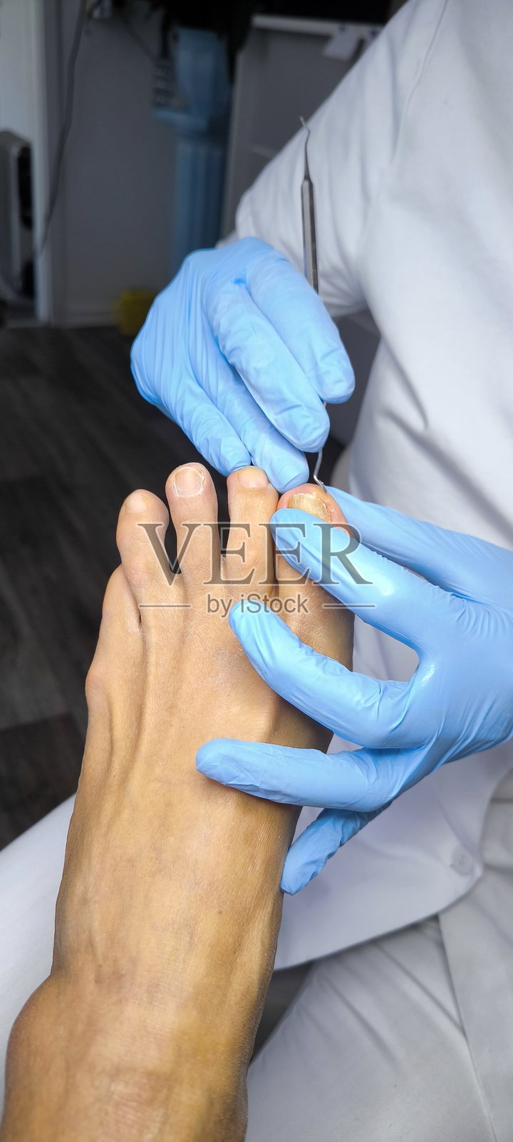 美甲店的足部护理：脚趾甲护理照片摄影图片