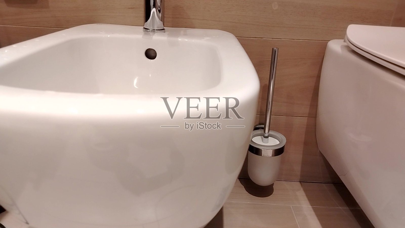 豪华浴室中白色陶瓷马桶的特写镜头照片摄影图片