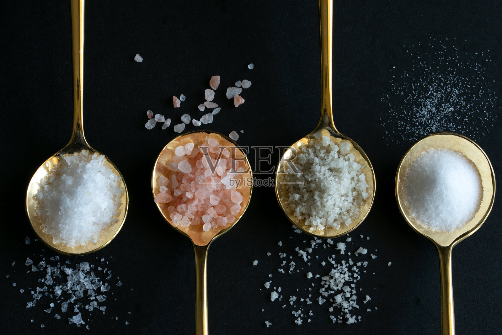 海盐片、粉红喜马拉雅盐、凯尔特盐和食盐照片摄影图片