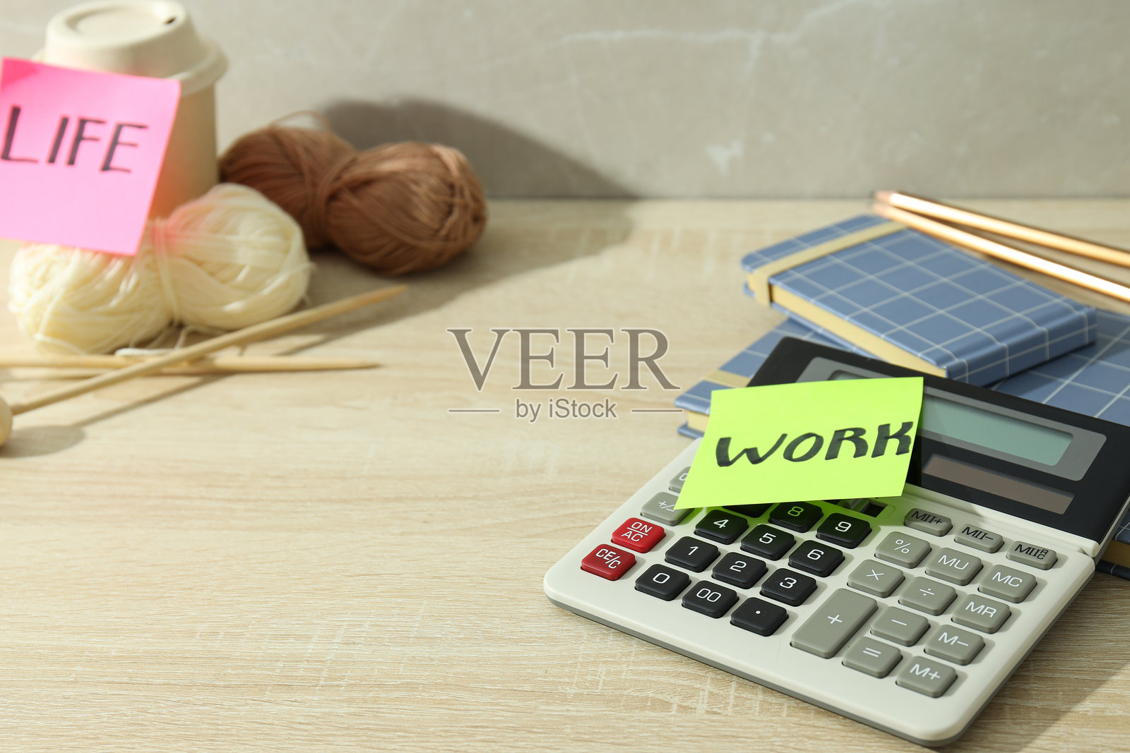 工作与生活平衡概念，视觉符号，浅色背景上。照片摄影图片