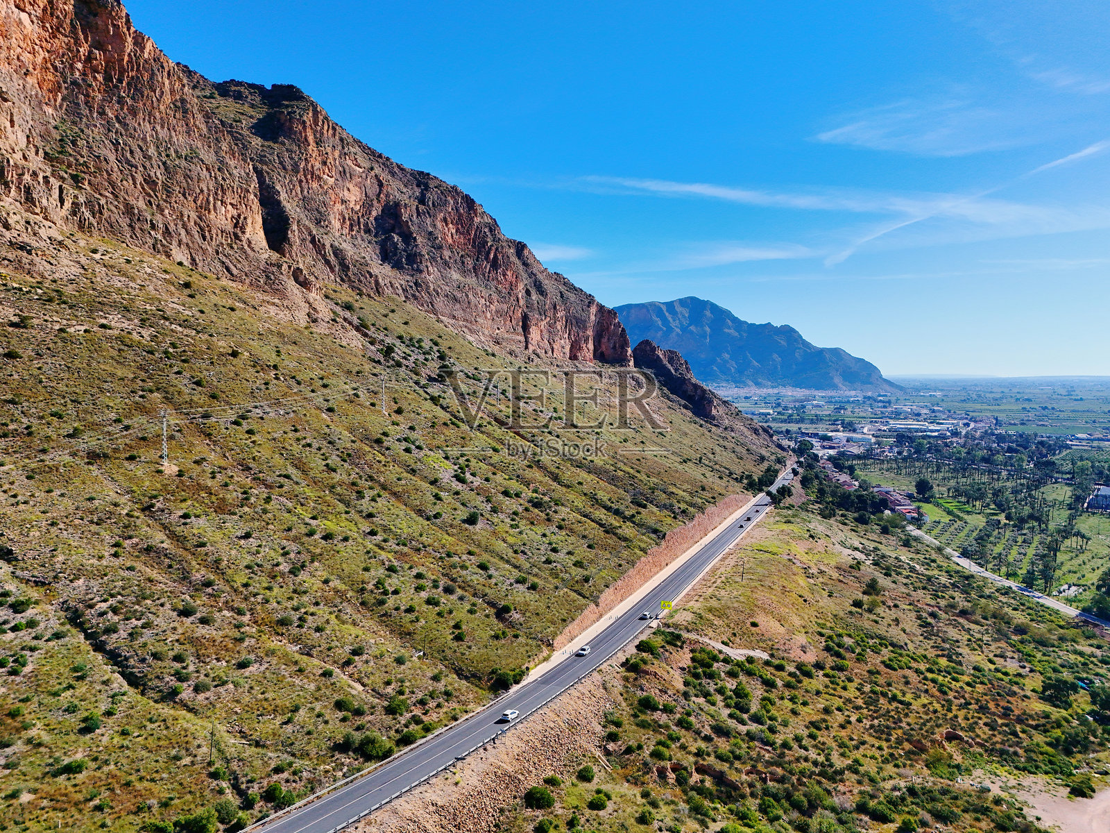 蜿蜒的道路在崎岖的山地景观中穿行的鸟瞰图照片摄影图片