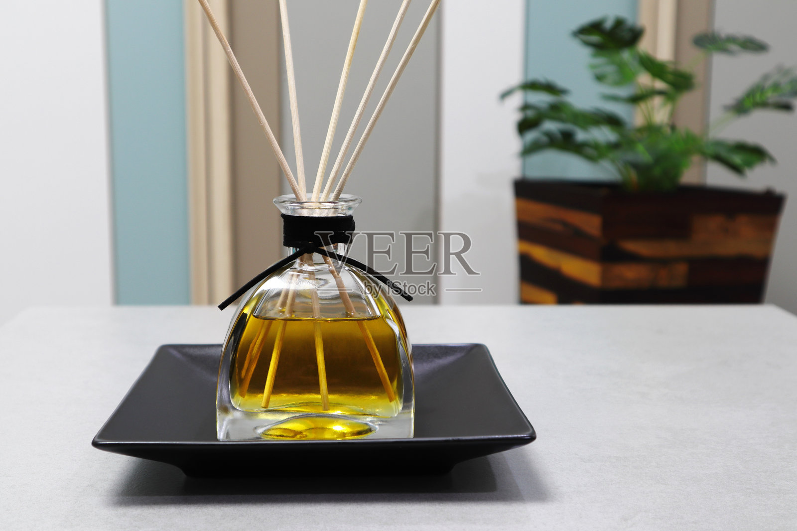 奢华香氛藤条扩香器，放置在精美设计的卧室桌上，营造良好的放松氛围，家居装饰。照片摄影图片