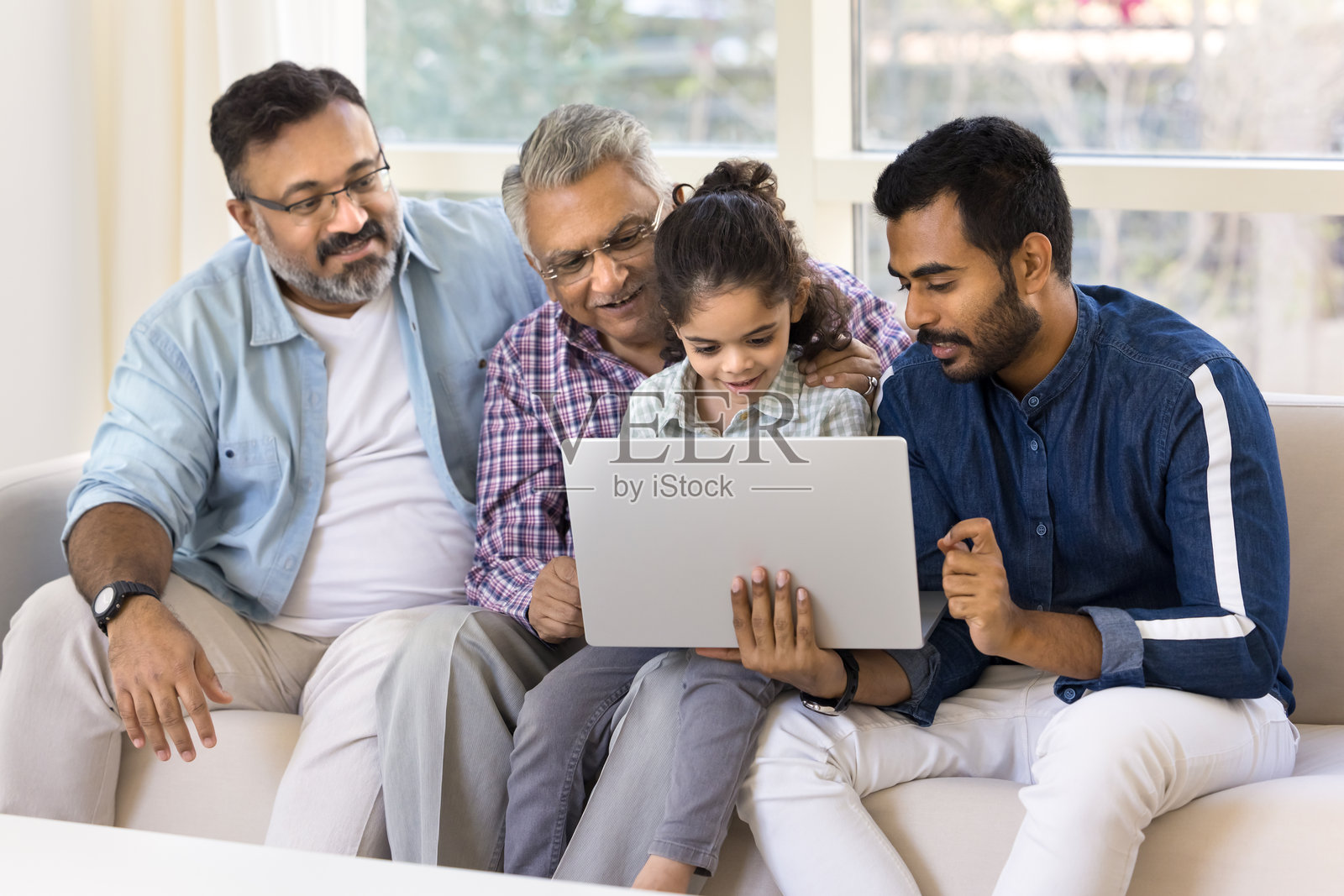 印度小孩、年轻爸爸、年长的爷爷、老爷爷正在使用应用程序照片摄影图片