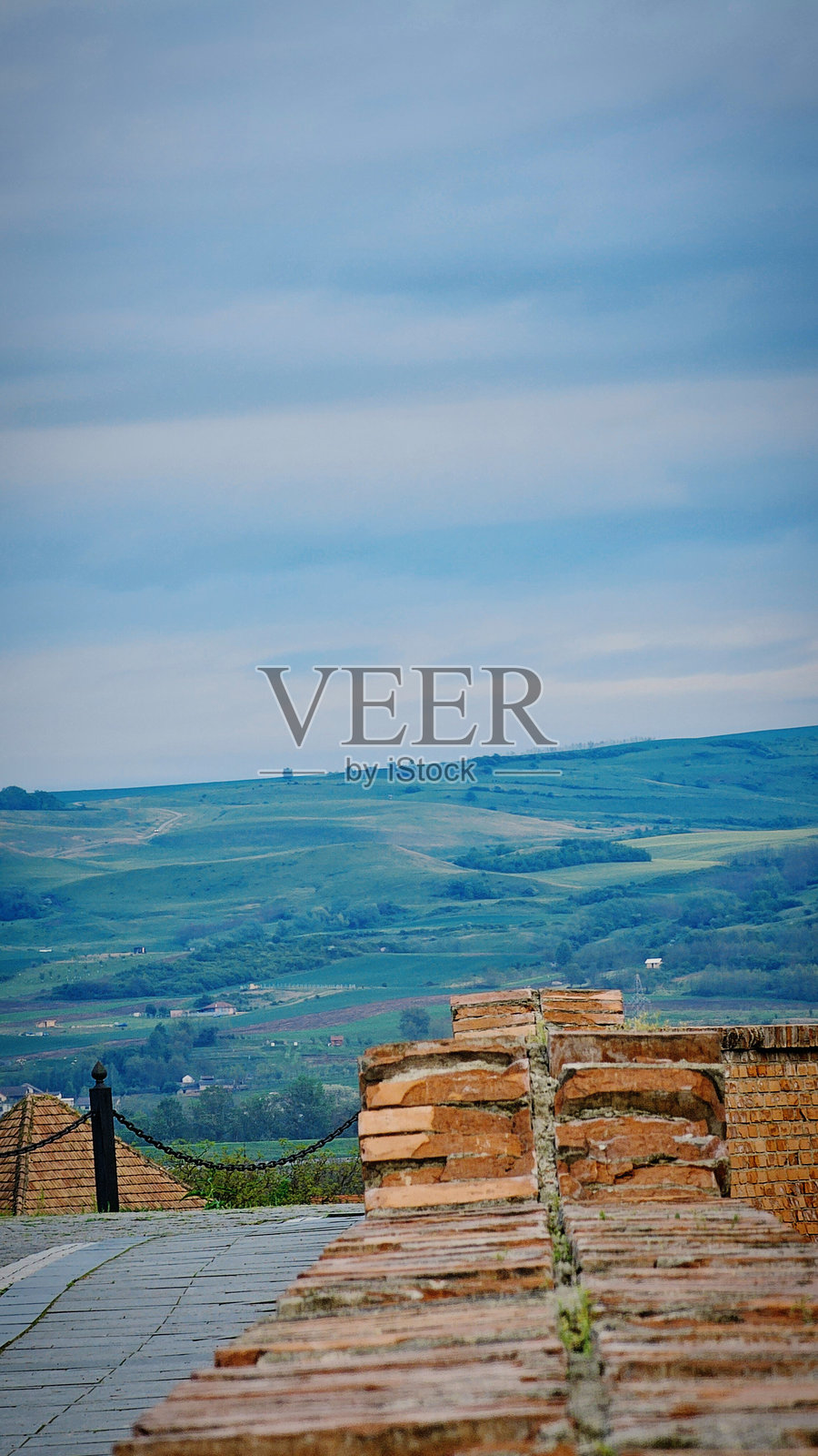 罗马尼亚阿尔巴尤利亚的古老砖砌堡垒 - 春季景观照片摄影图片