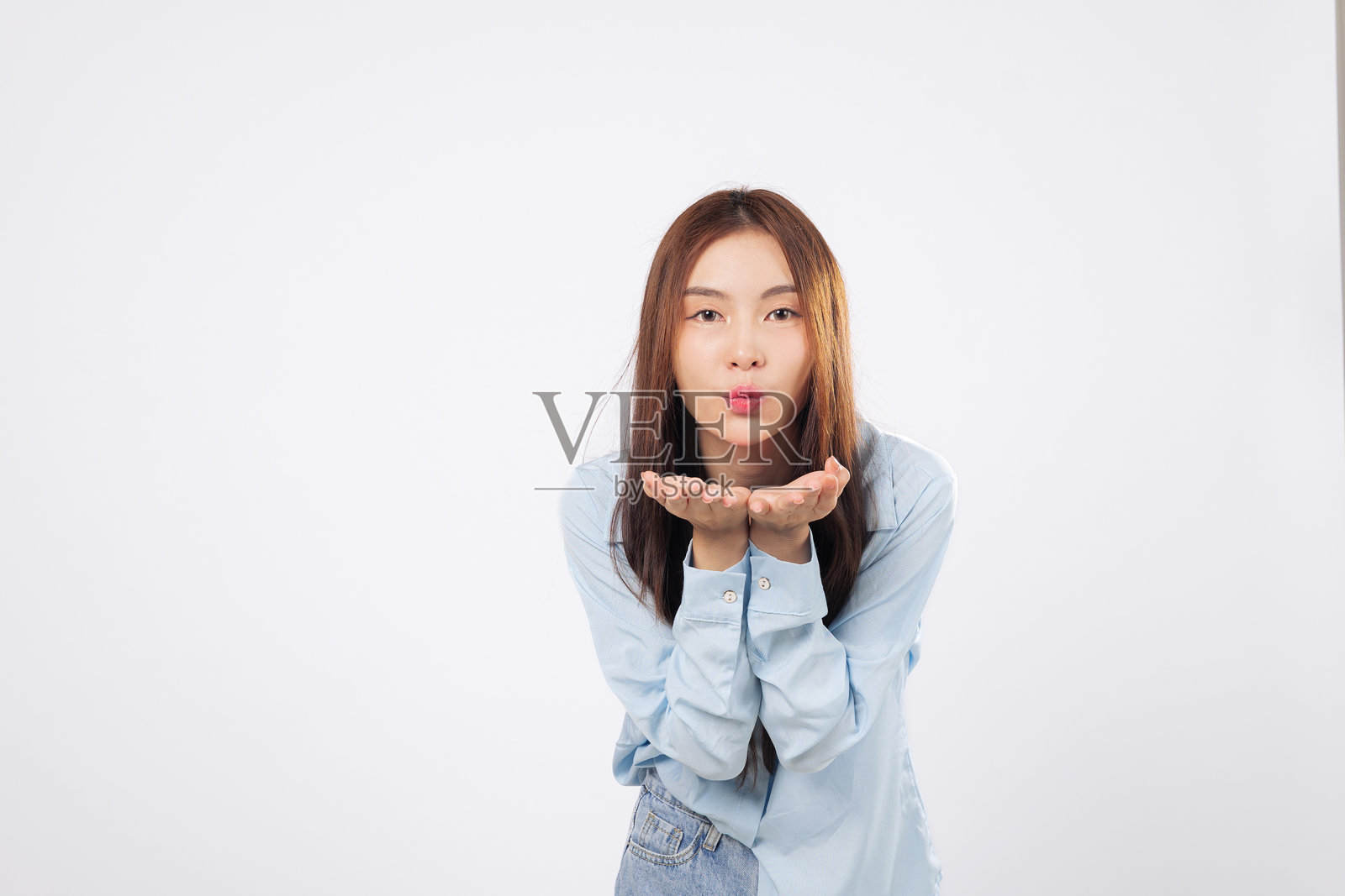 女人面带微笑，双手张开，向空中传递爱意。照片摄影图片