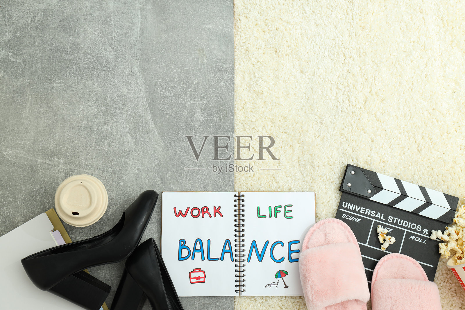 工作与生活平衡的概念，正在笔记本上写作。照片摄影图片