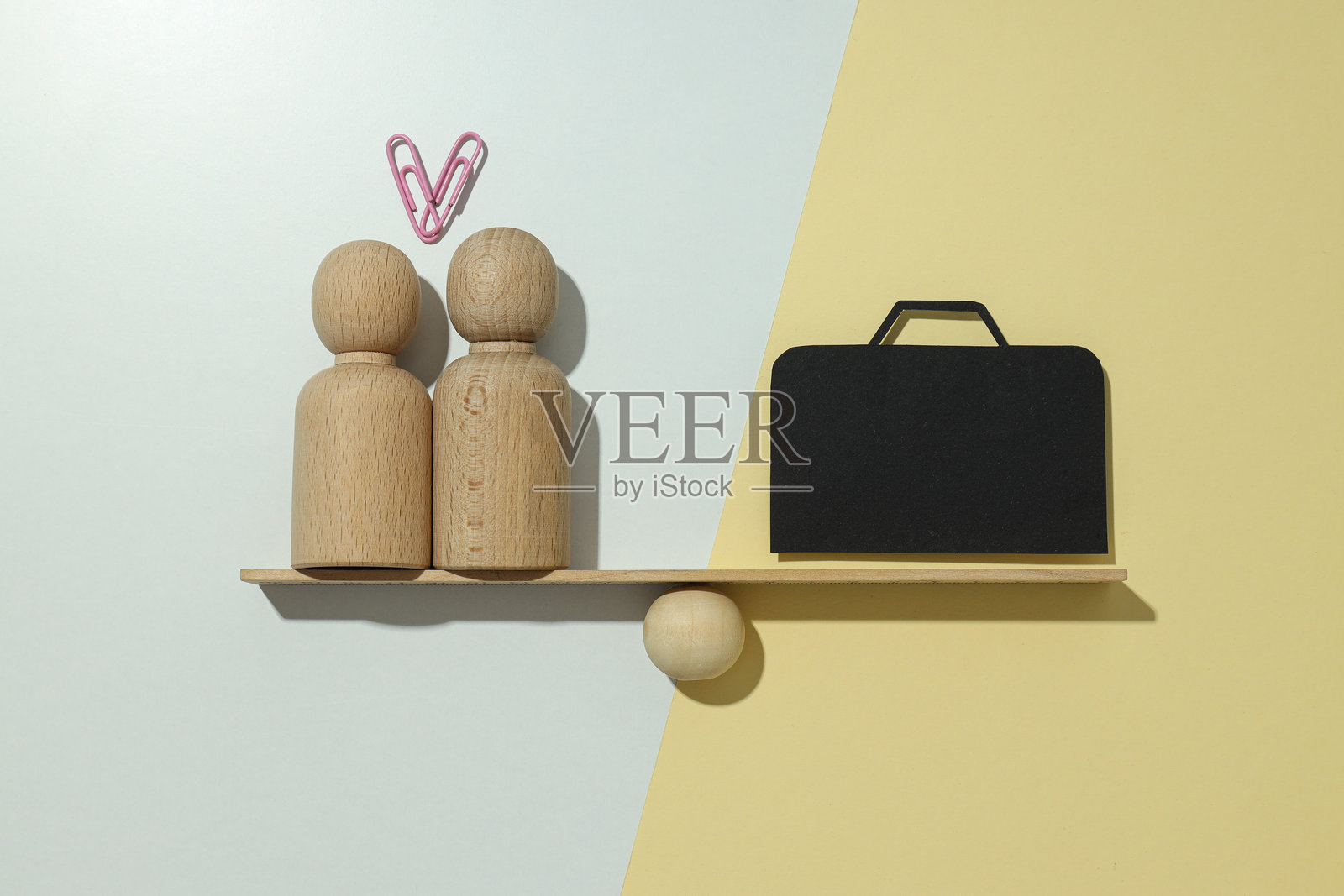 工作与个人生活之间的平衡概念。照片摄影图片