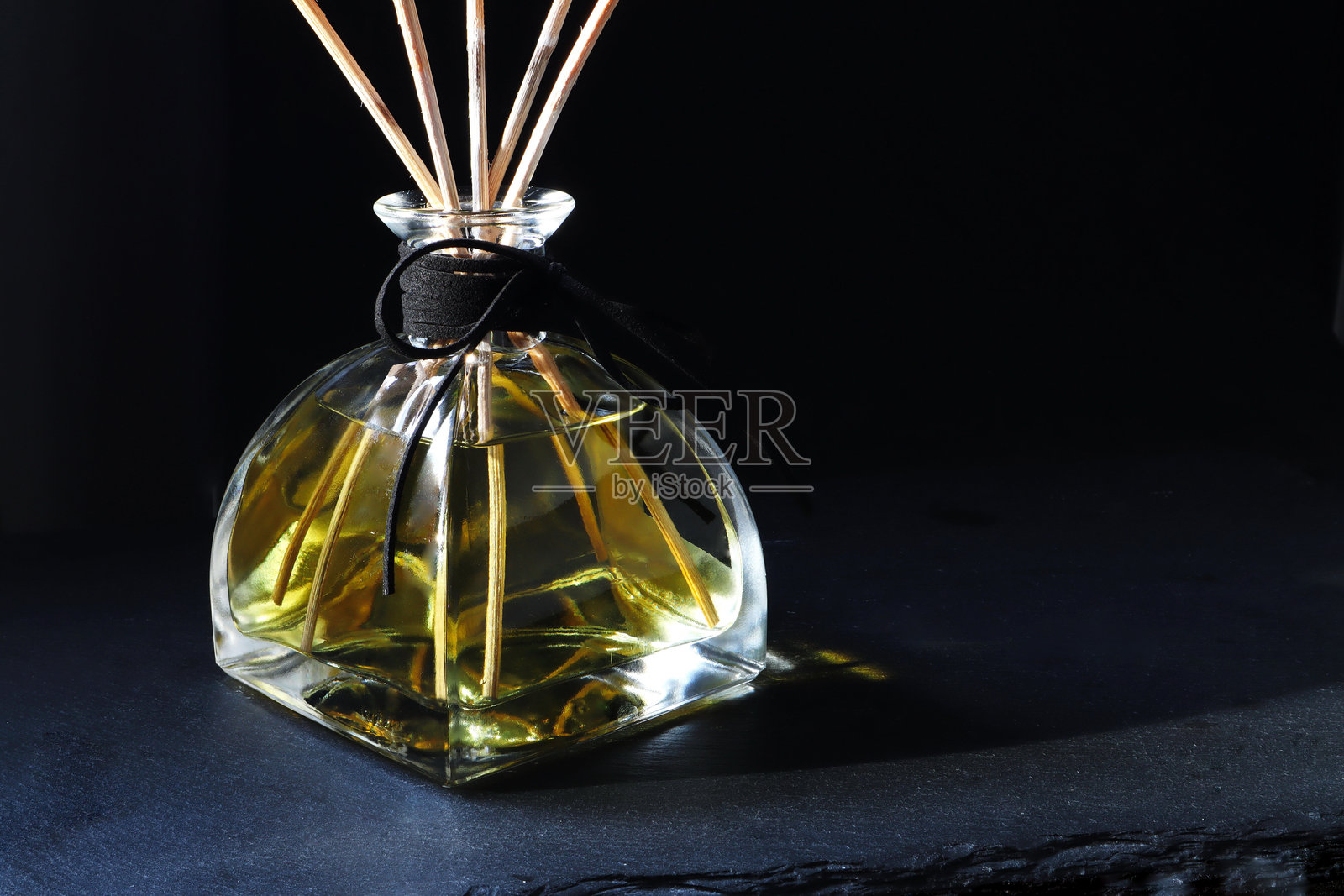 奢华香氛藤条扩香器，放置在精美设计的卧室桌上，营造良好的放松氛围，家居装饰。照片摄影图片