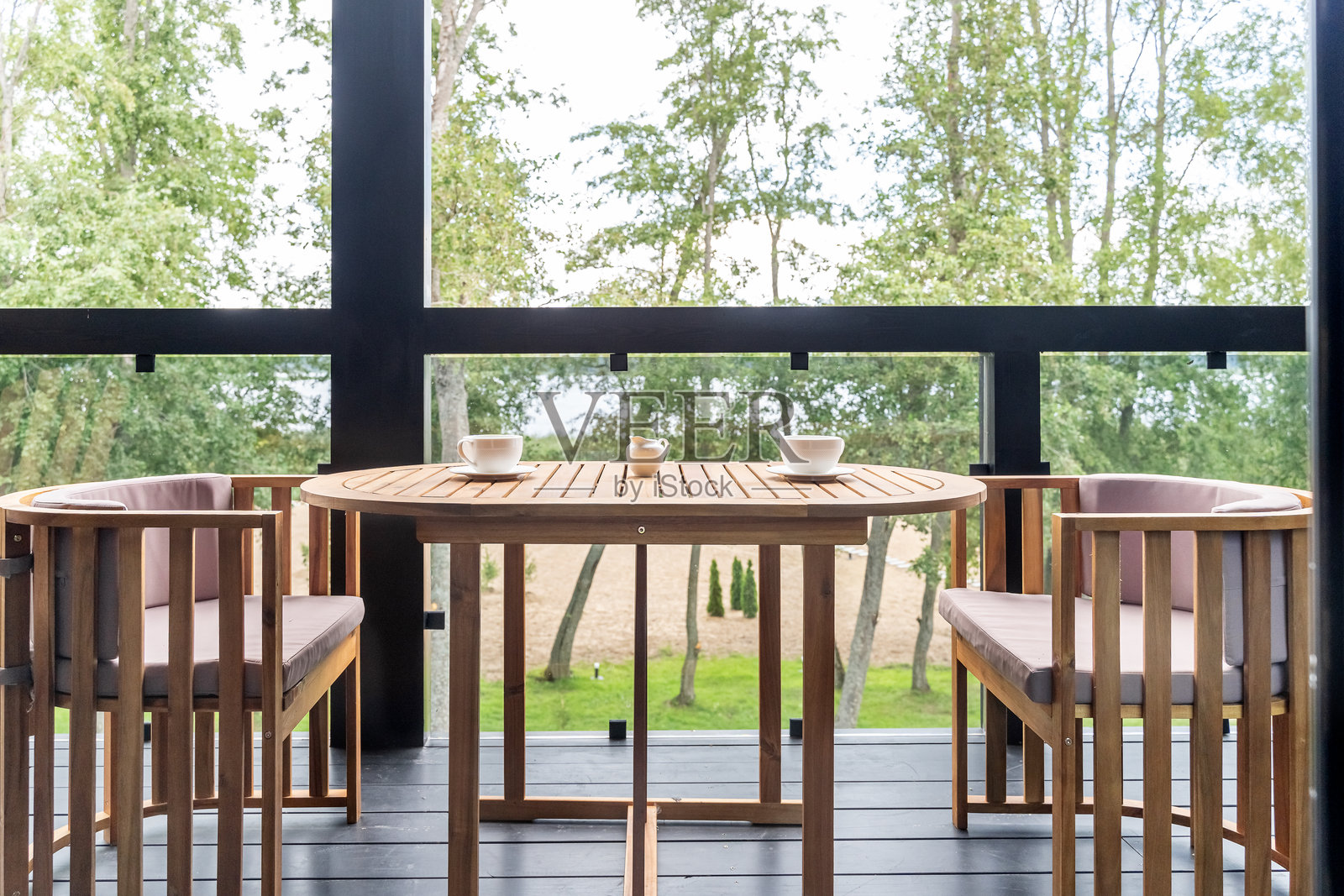 一间优雅的书房，位于乡村风格的木屋内，配有奢华的软垫家具。木桌和皮椅。照片摄影图片