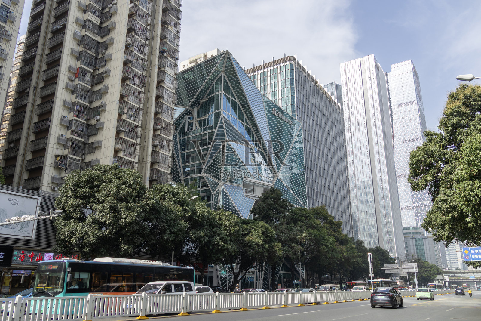 深圳市深南路沿线的高层办公和住宅楼照片摄影图片