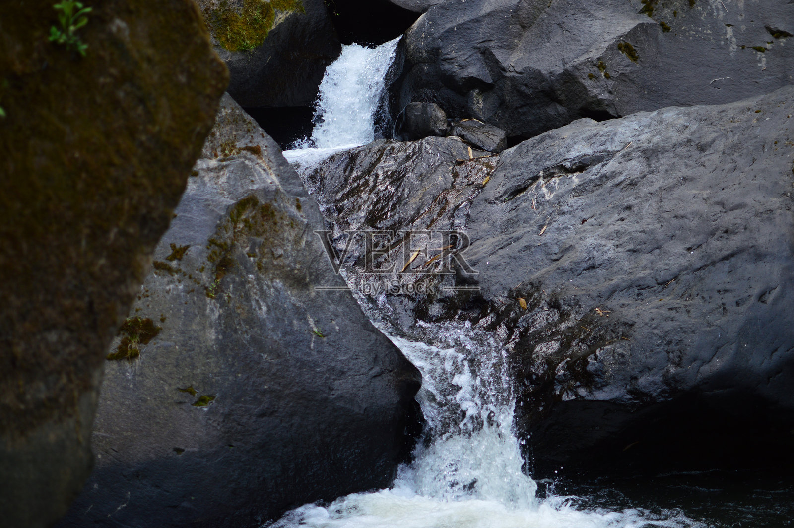 流动的河水照片摄影图片
