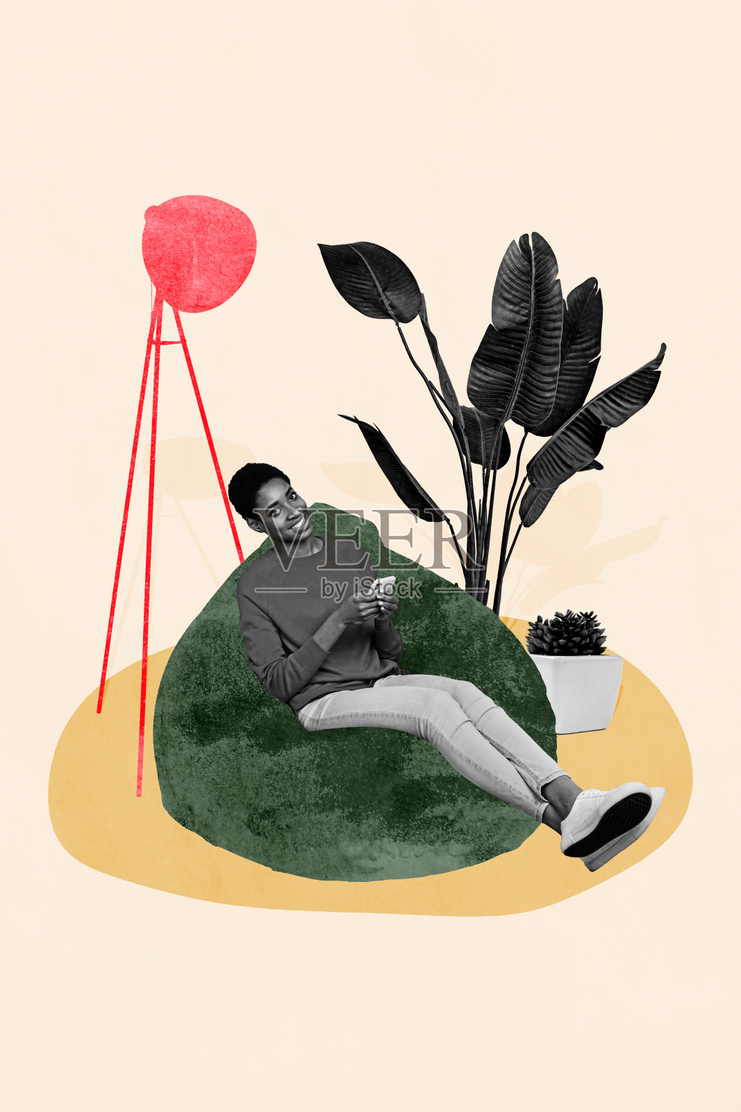 时尚艺术创意垂直照片拼贴，快乐的女商人自由职业者坐在豆袋椅上，使用笔记本电脑，旁边有台灯、光线和花盆，办公室环境。照片摄影图片