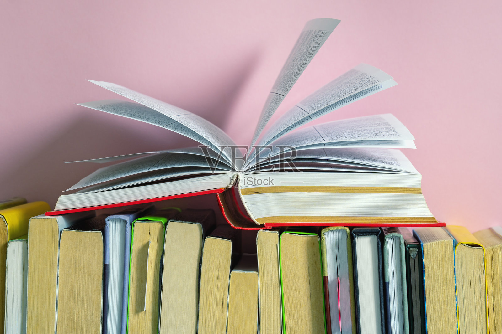 打开的书和一排不同的书。阅读、教育、学习的概念。留白空间。照片摄影图片