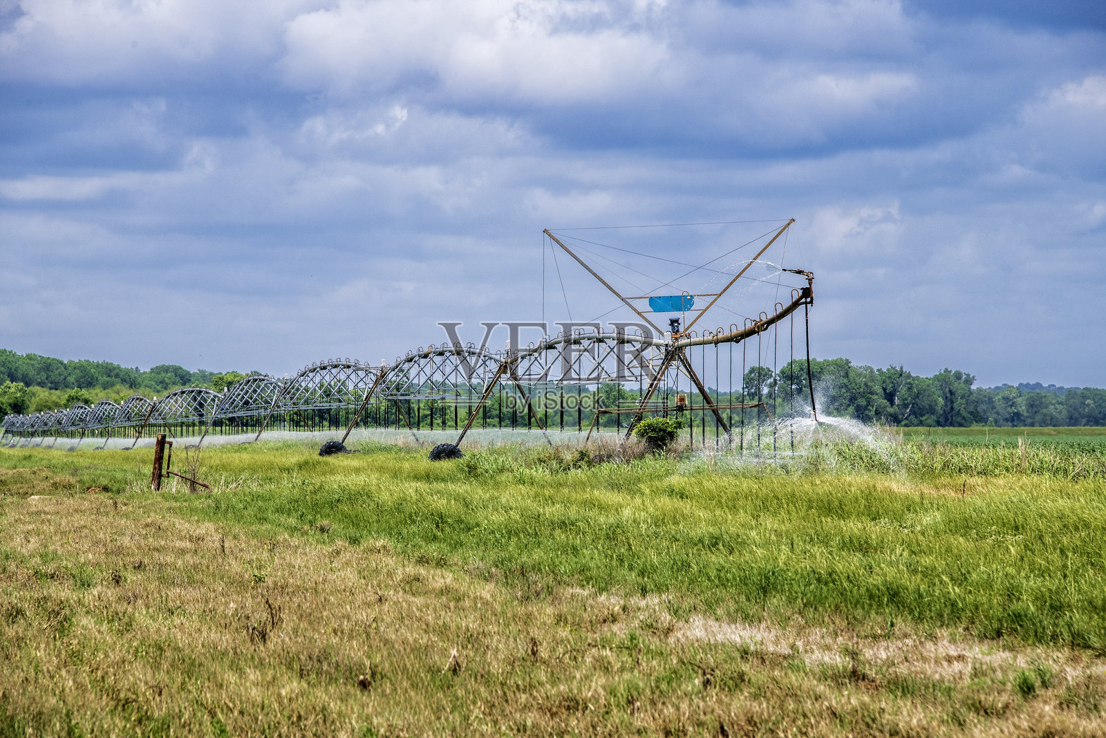北路易斯安那州的滚动农场灌溉设备照片摄影图片