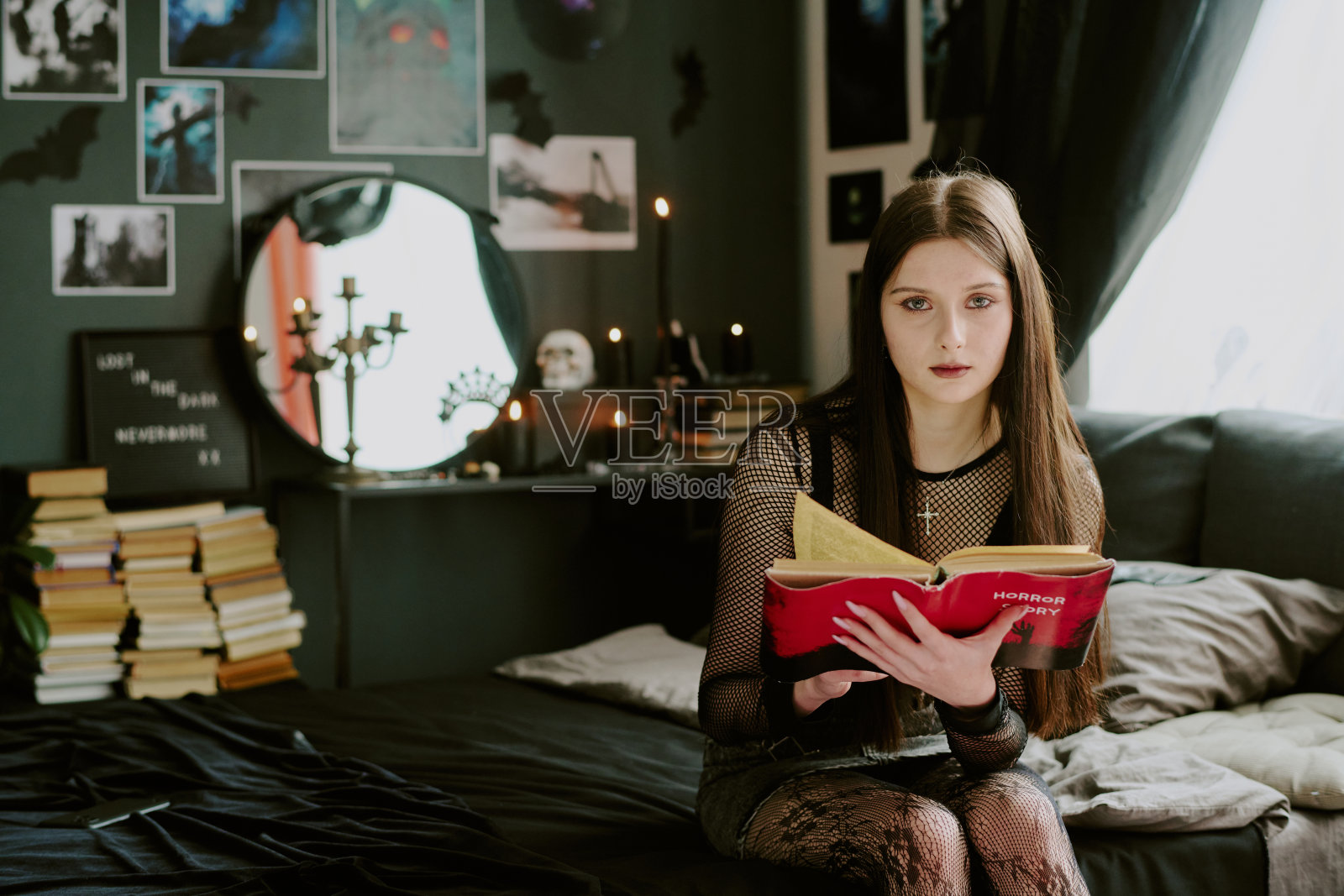 严肃的哥特青少年在卧室的肖像照片摄影图片