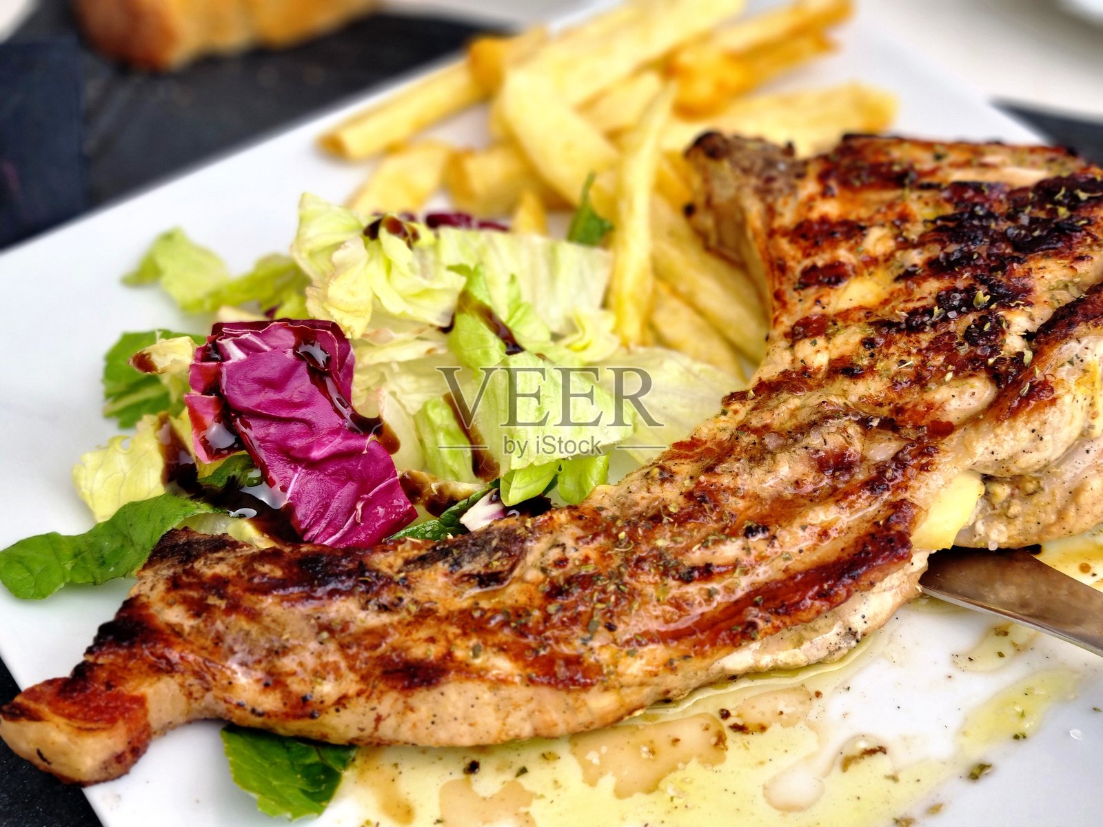 烤猪排配沙拉和薯条照片摄影图片