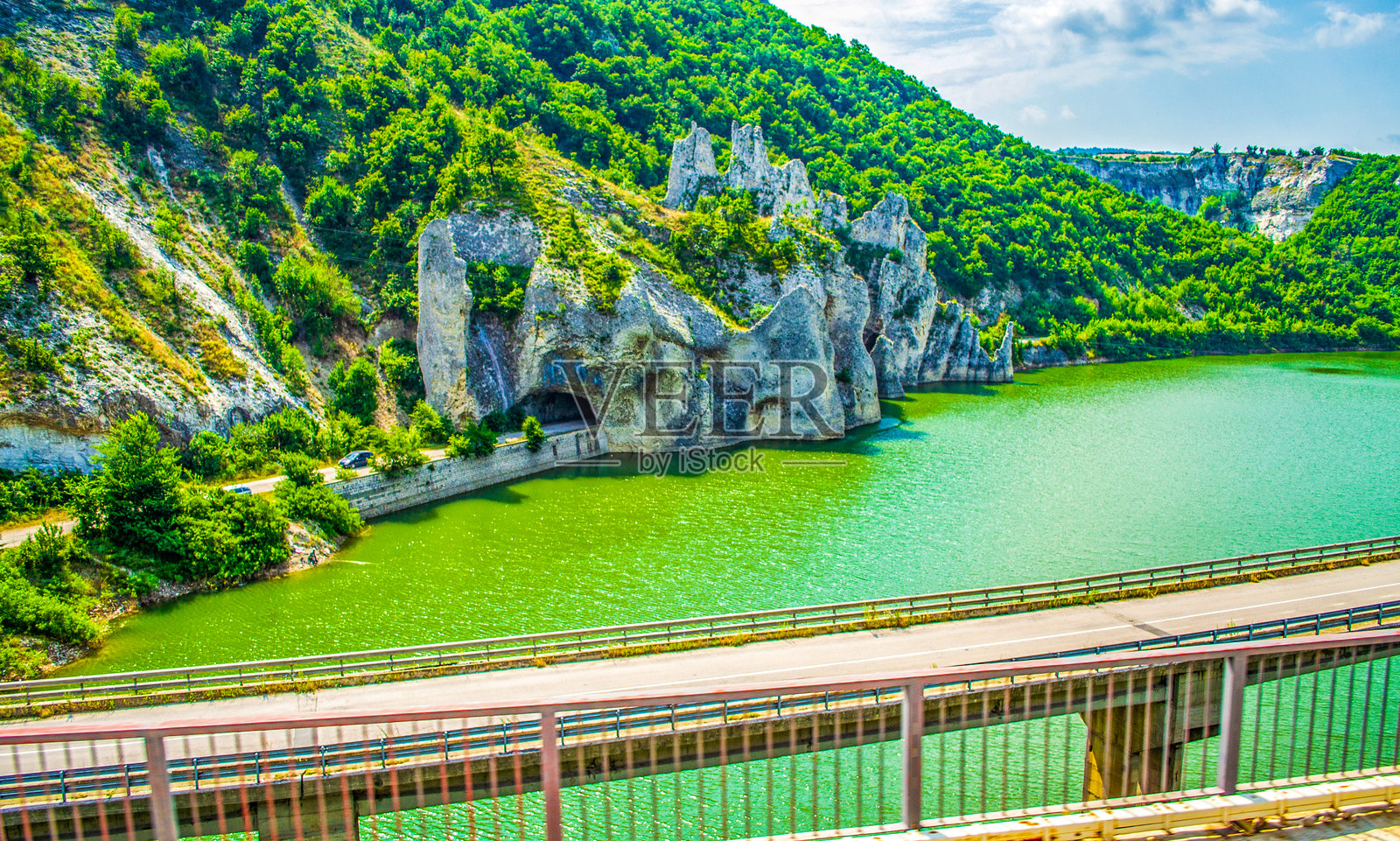 保加利亚Tsonevo水库上的铁路和车辆桥梁照片摄影图片