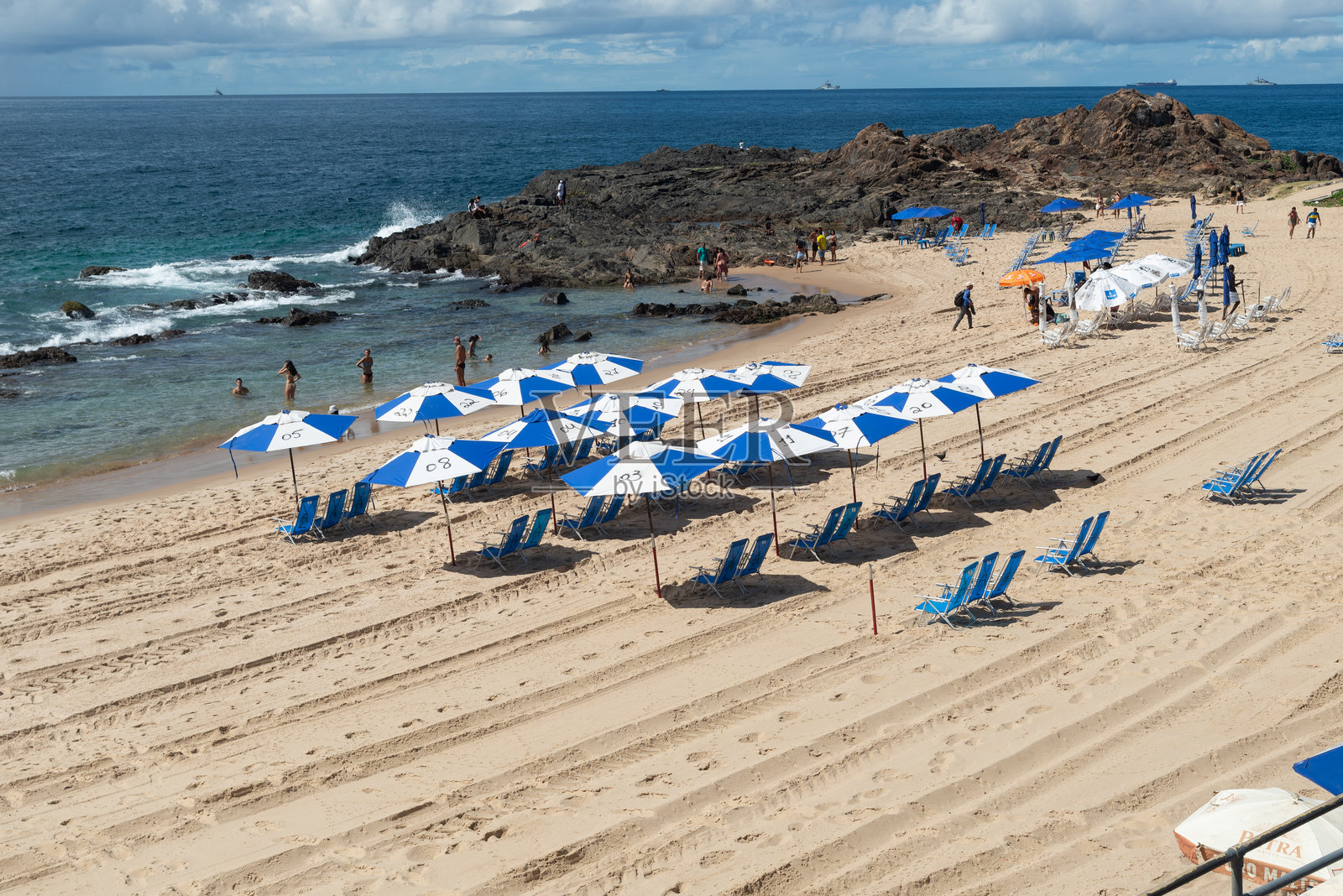 巴伊亚州萨尔瓦多市的巴拉灯塔海滩，满是游泳者和游客。照片摄影图片