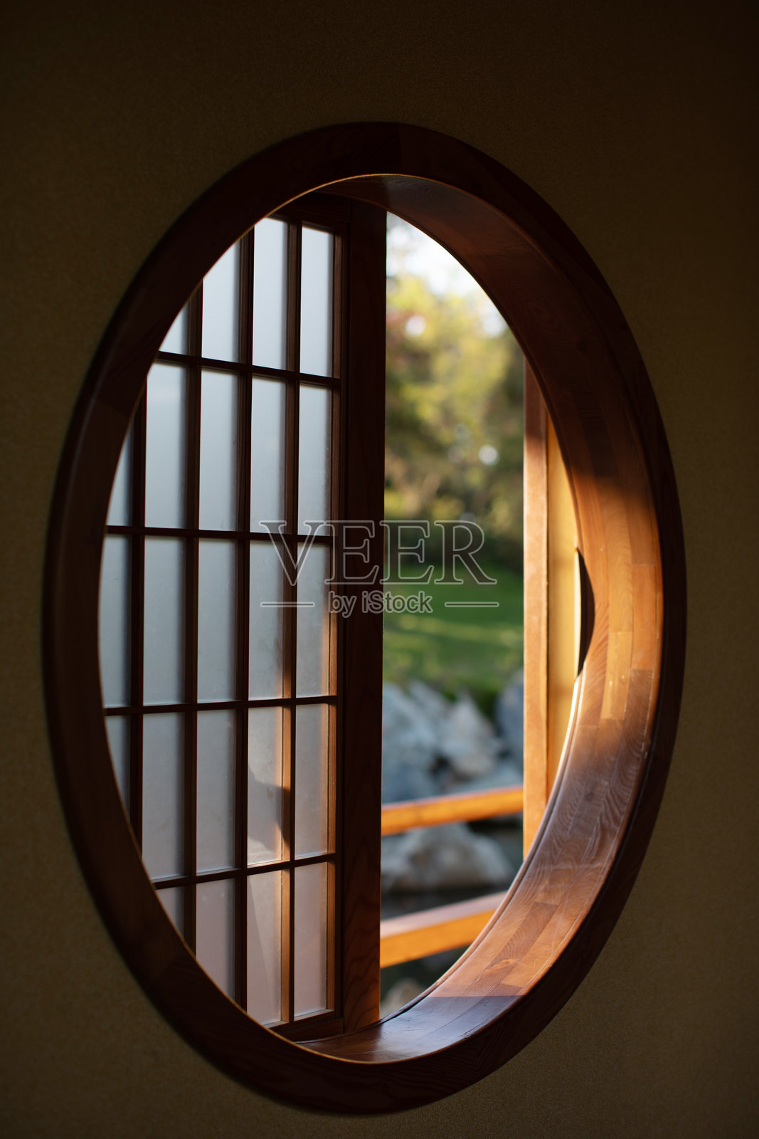 阳光在木窗上的反射照片摄影图片