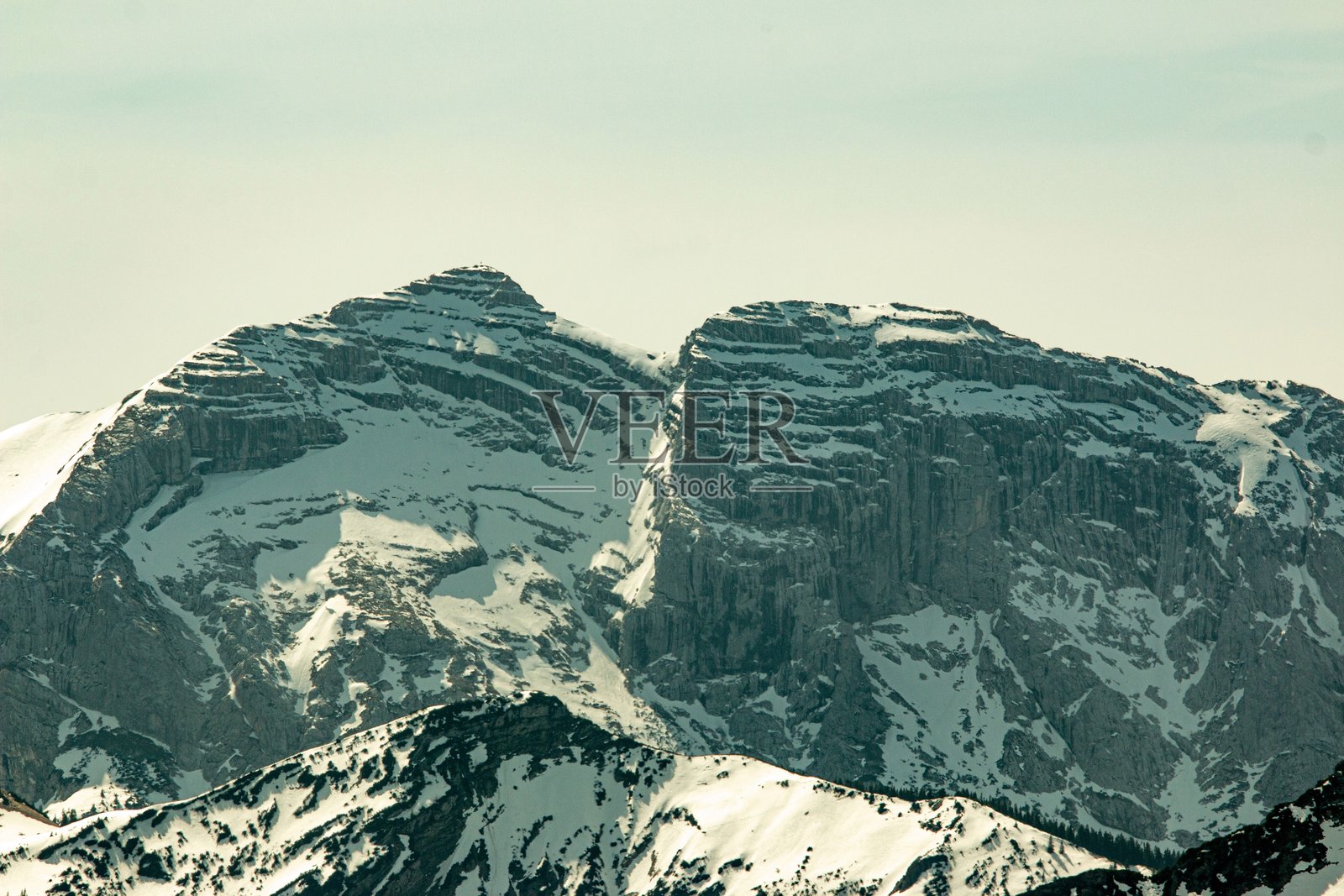 从瓦尔贝格山俯瞰阿尔卑斯山脚下的景色照片摄影图片