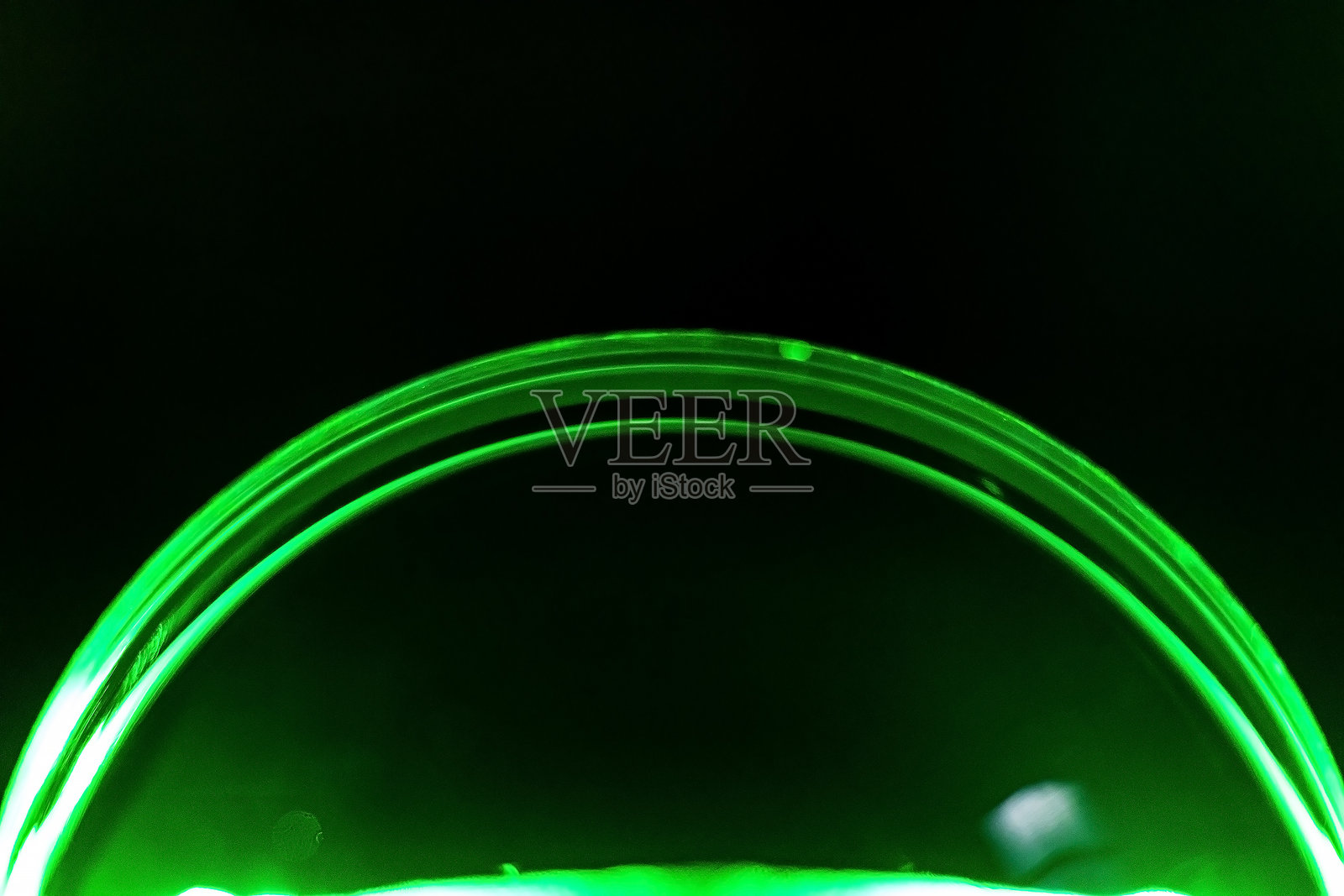 绿色霓虹线，黑色背景上的肥皂泡，彩色抽象，绿色雾气，极简主义，光线线条照片摄影图片