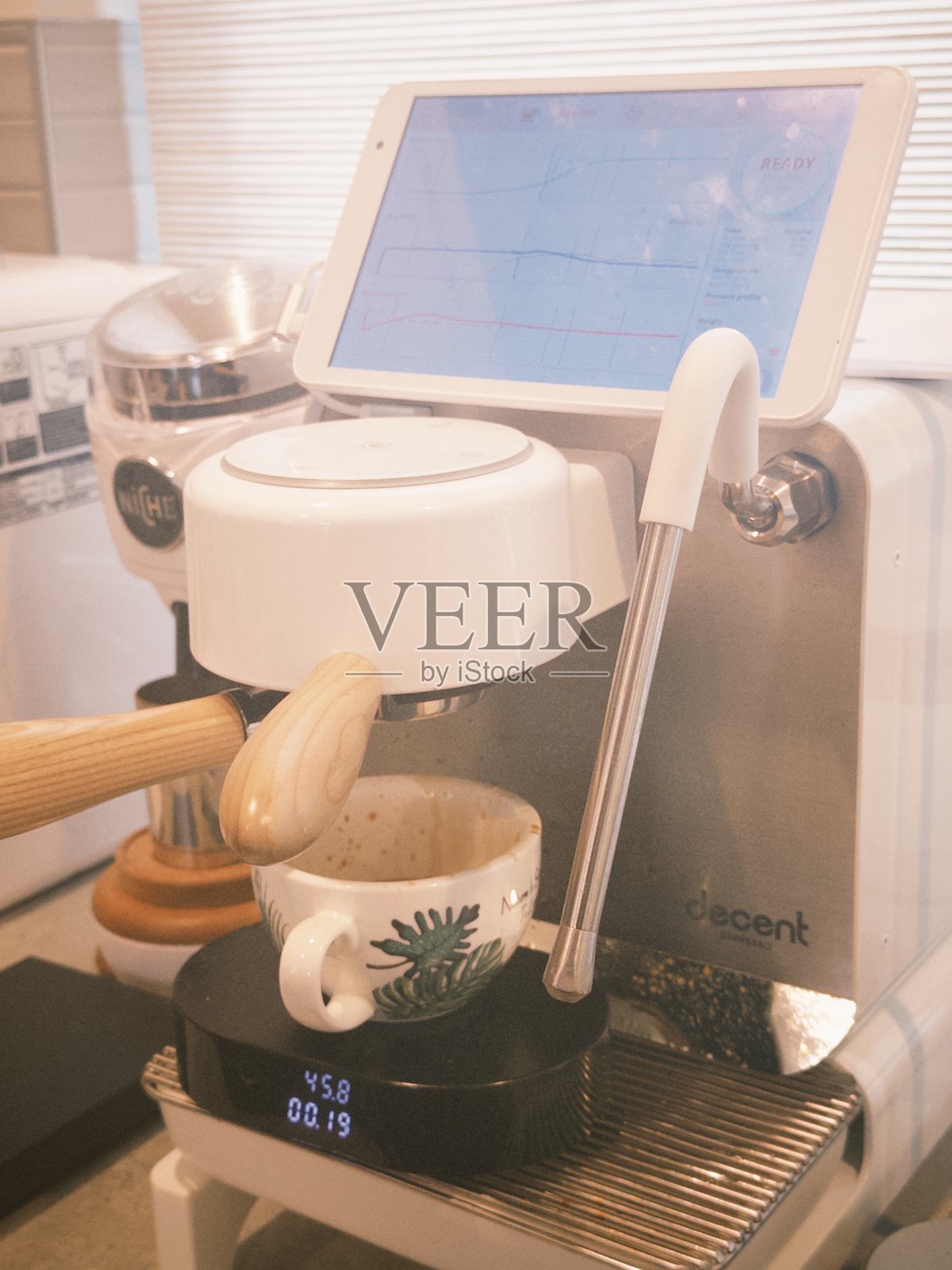 现代浓缩咖啡萃取在优质浓缩咖啡机上照片摄影图片