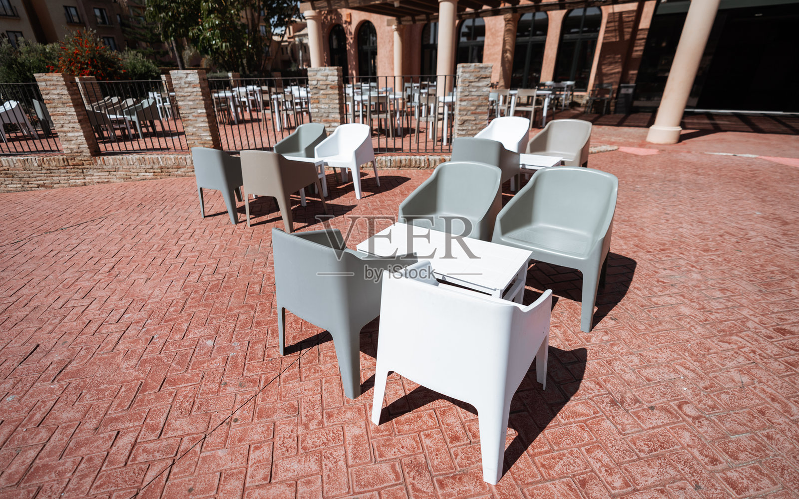 现代空旷的户外露台座位照片摄影图片