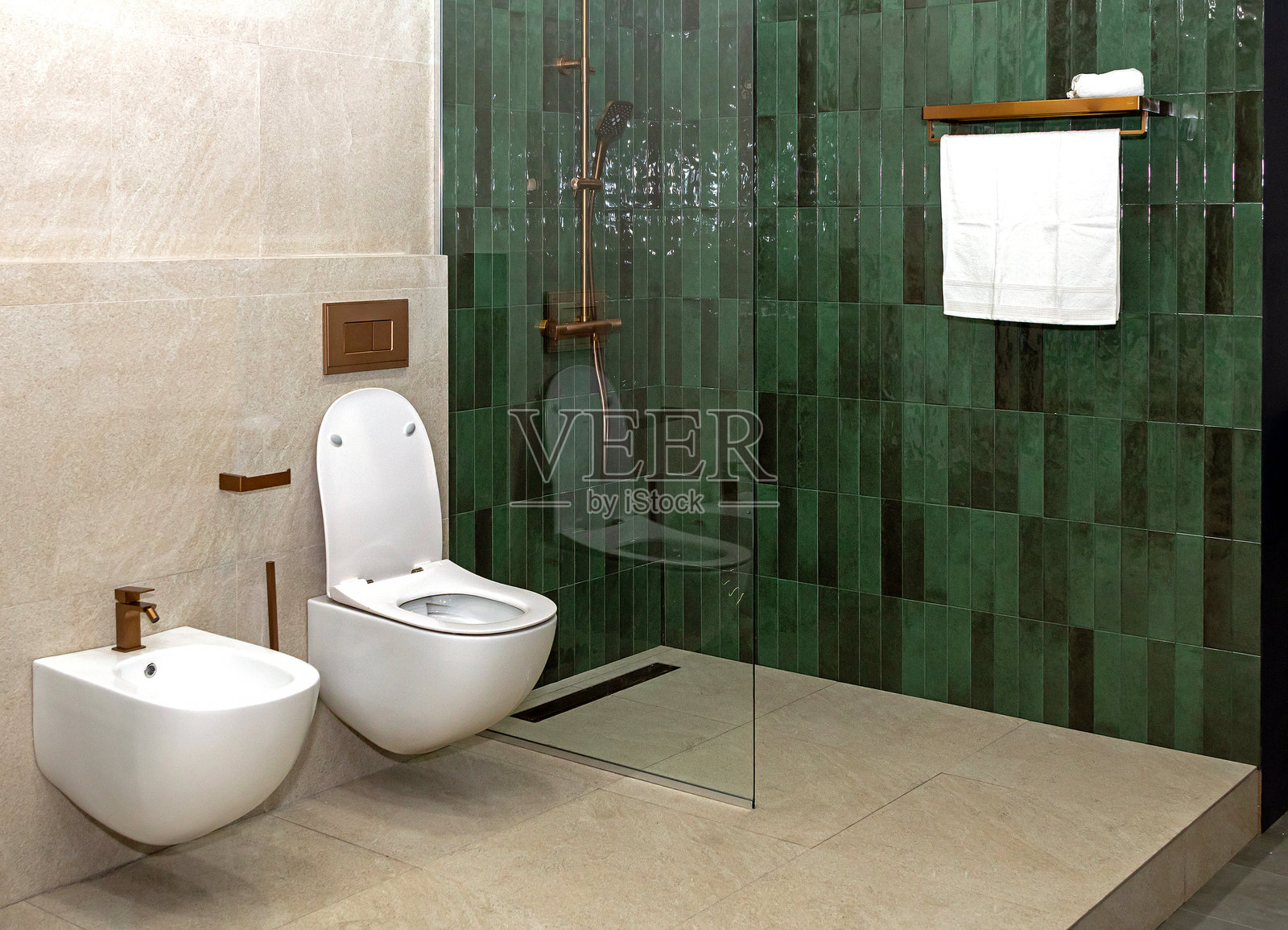 小型浴室内部装饰，配有绿色瓷砖照片摄影图片