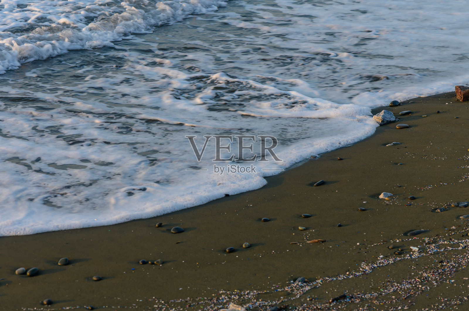 塞浦路斯沙滩上金色日落与海石照片摄影图片