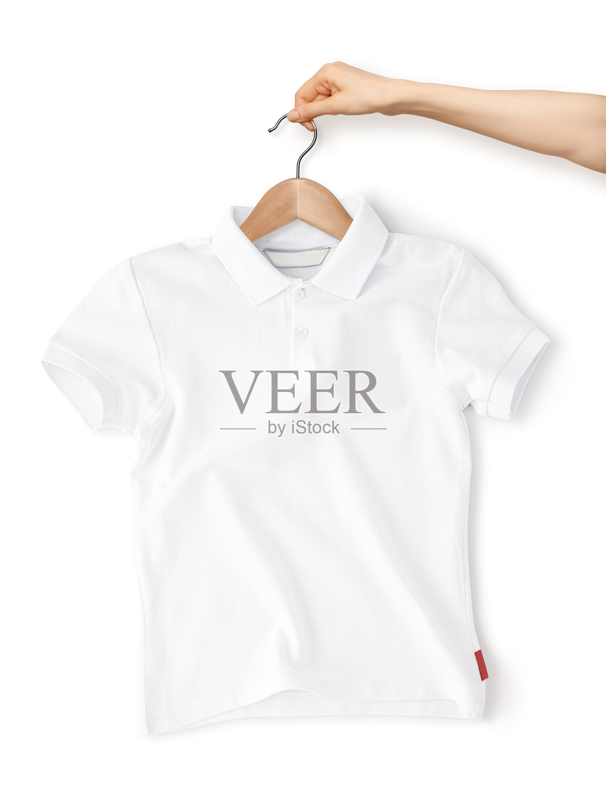 手握着挂在衣架上的皱褶白色Polo衫，正面视图，孤立在白色背景上。工作室背景下的皱褶空白白色Polo衫的样板，带有阴影。俯视图。照片摄影图片